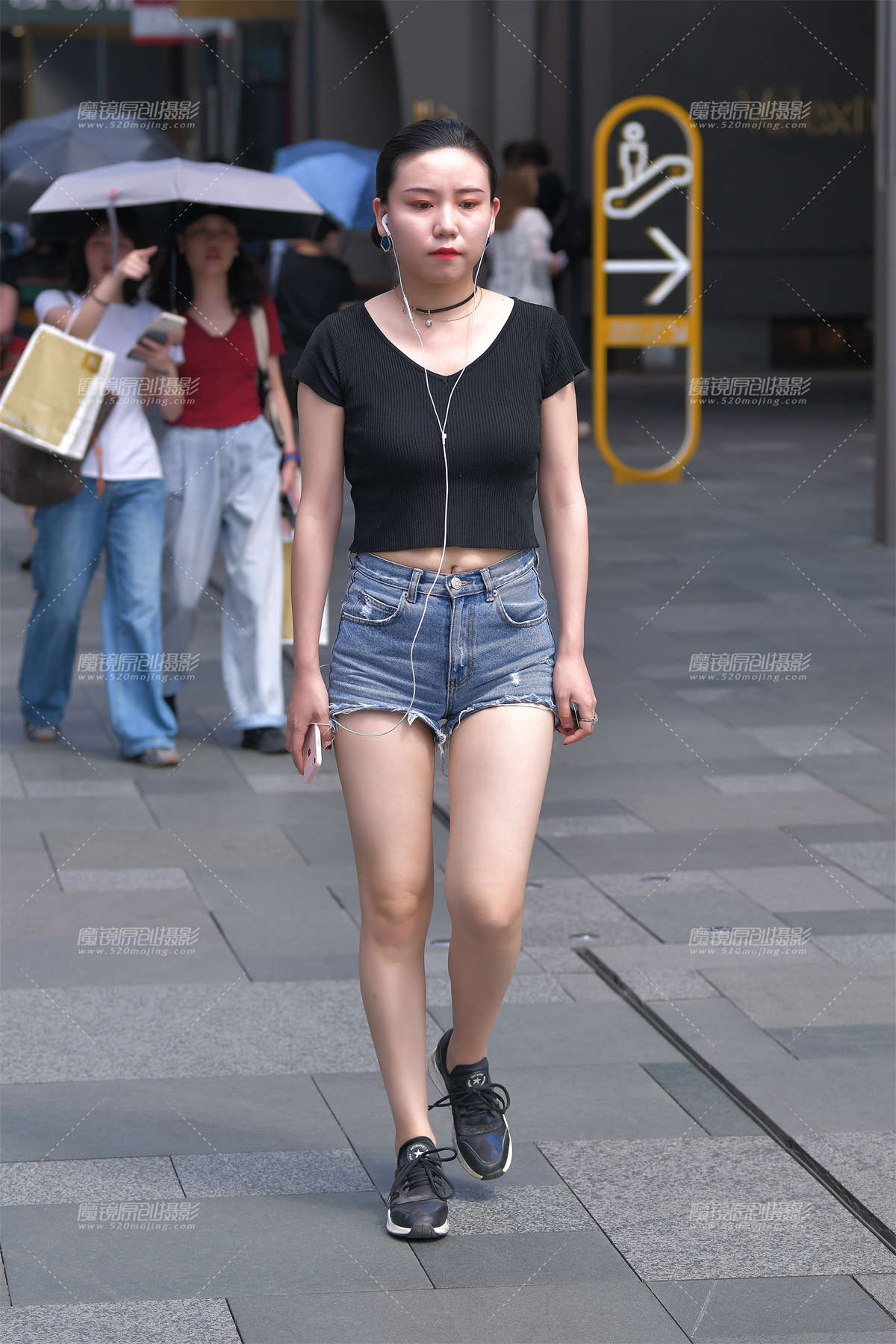 短装露肚脐热裤-日更街拍