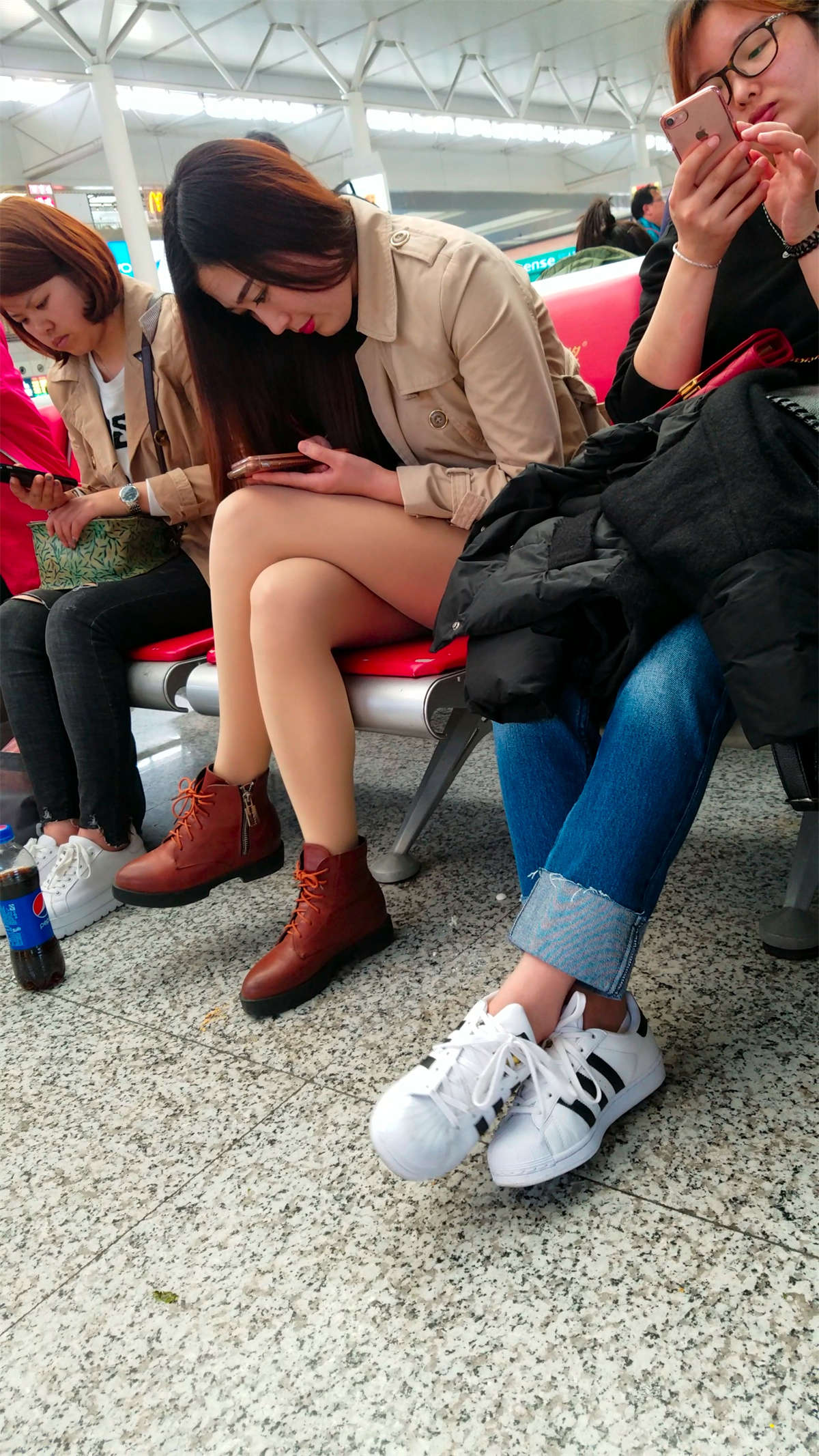 图片[2]-[4K高清视频]肉丝美腿靓妹候车室等着火车-日更街拍