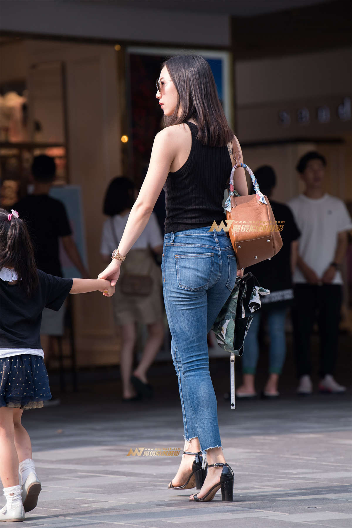 【一只傻麋鹿赛帖】线条流畅、紧牛少妇-日更街拍