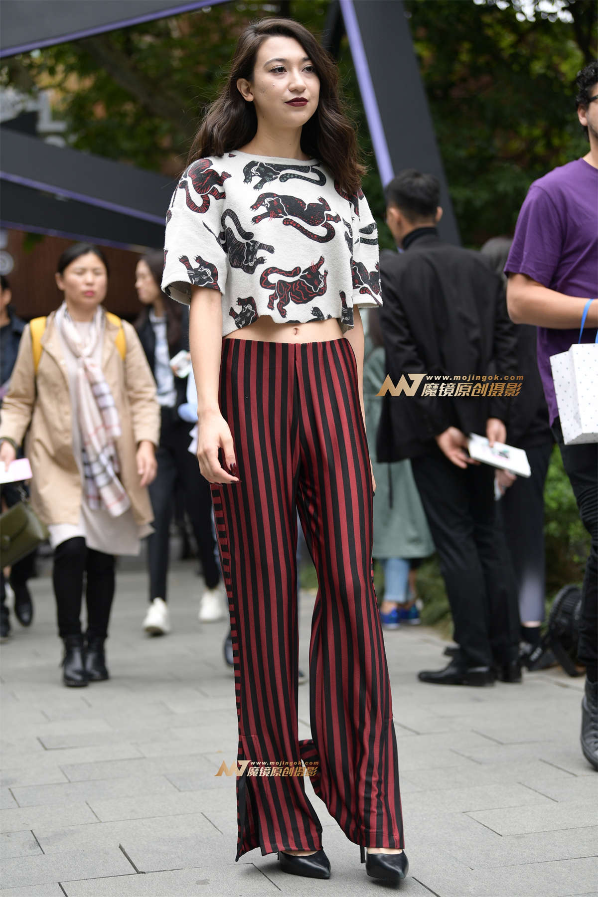 高挑红裤翘臀美女-日更街拍