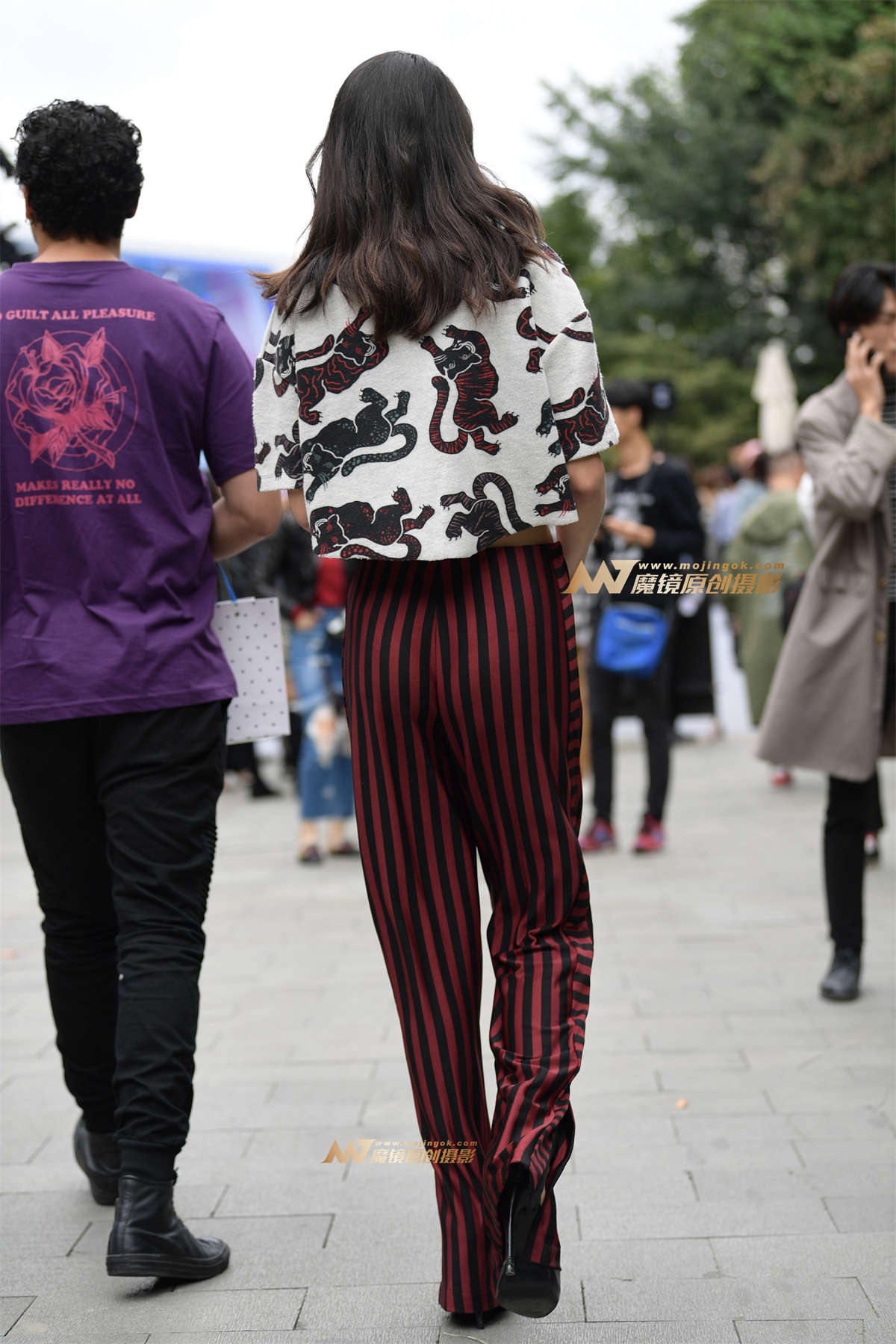 图片[2]-高挑红裤翘臀美女-日更街拍