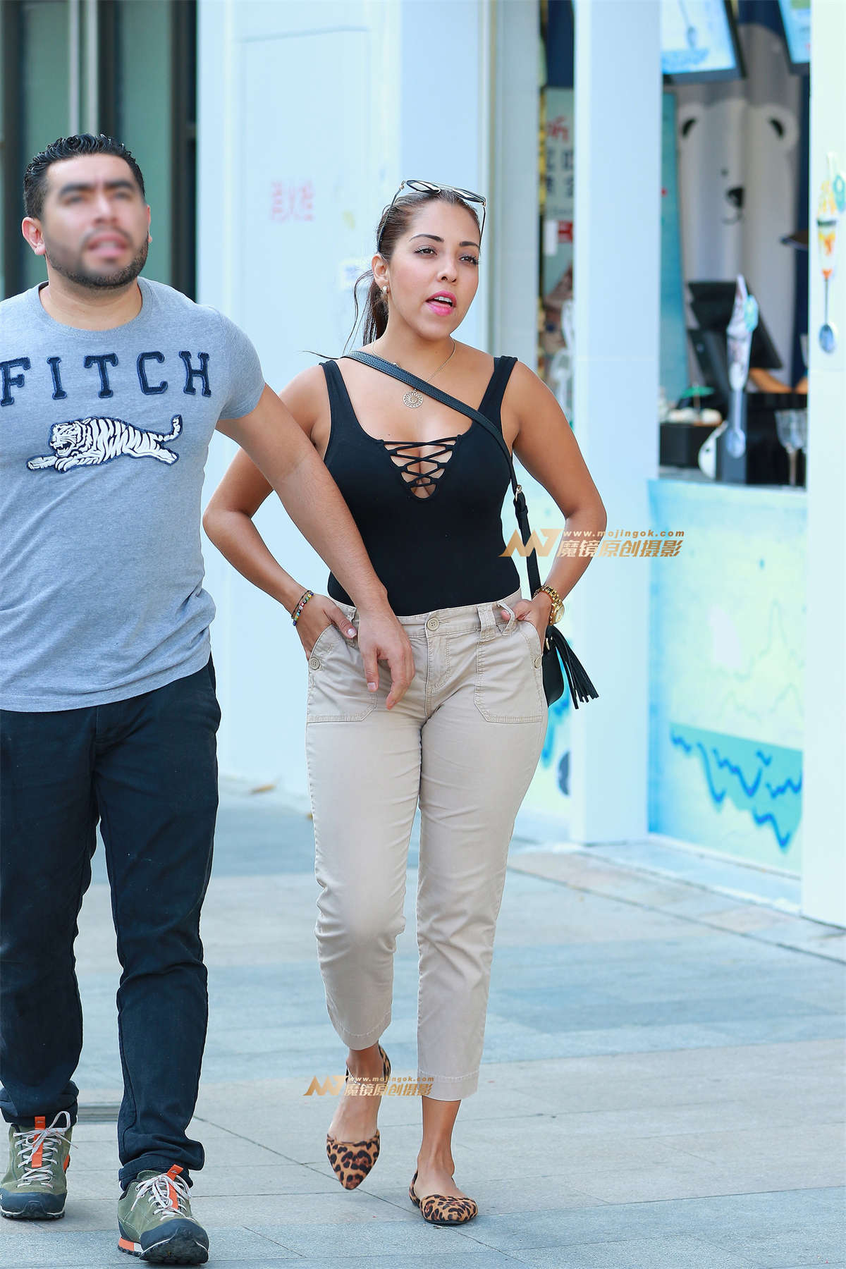 偶遇 小背心 大胸器 大臀-日更街拍