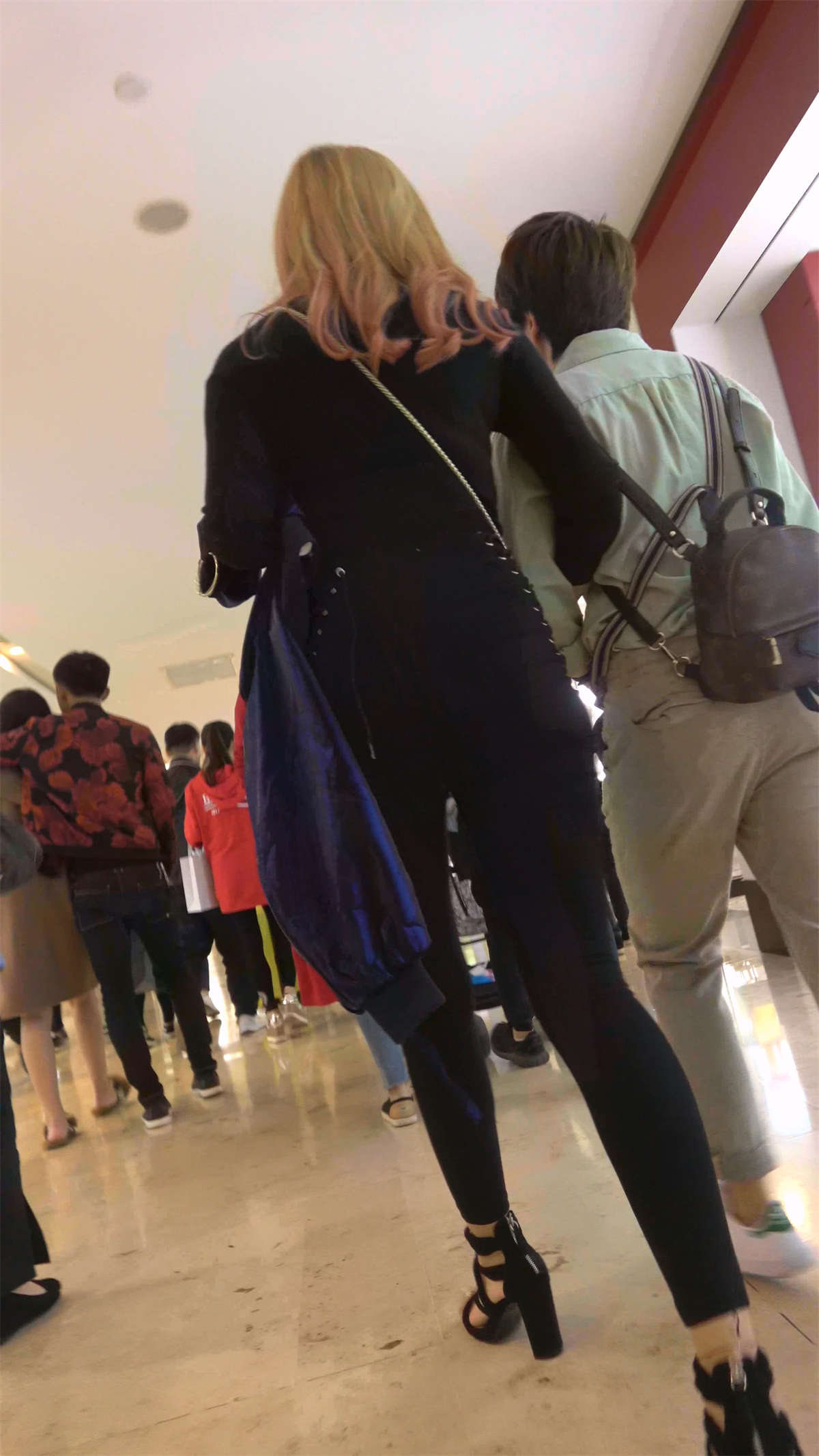 图片[2]-紧身美女小姐姐-日更街拍