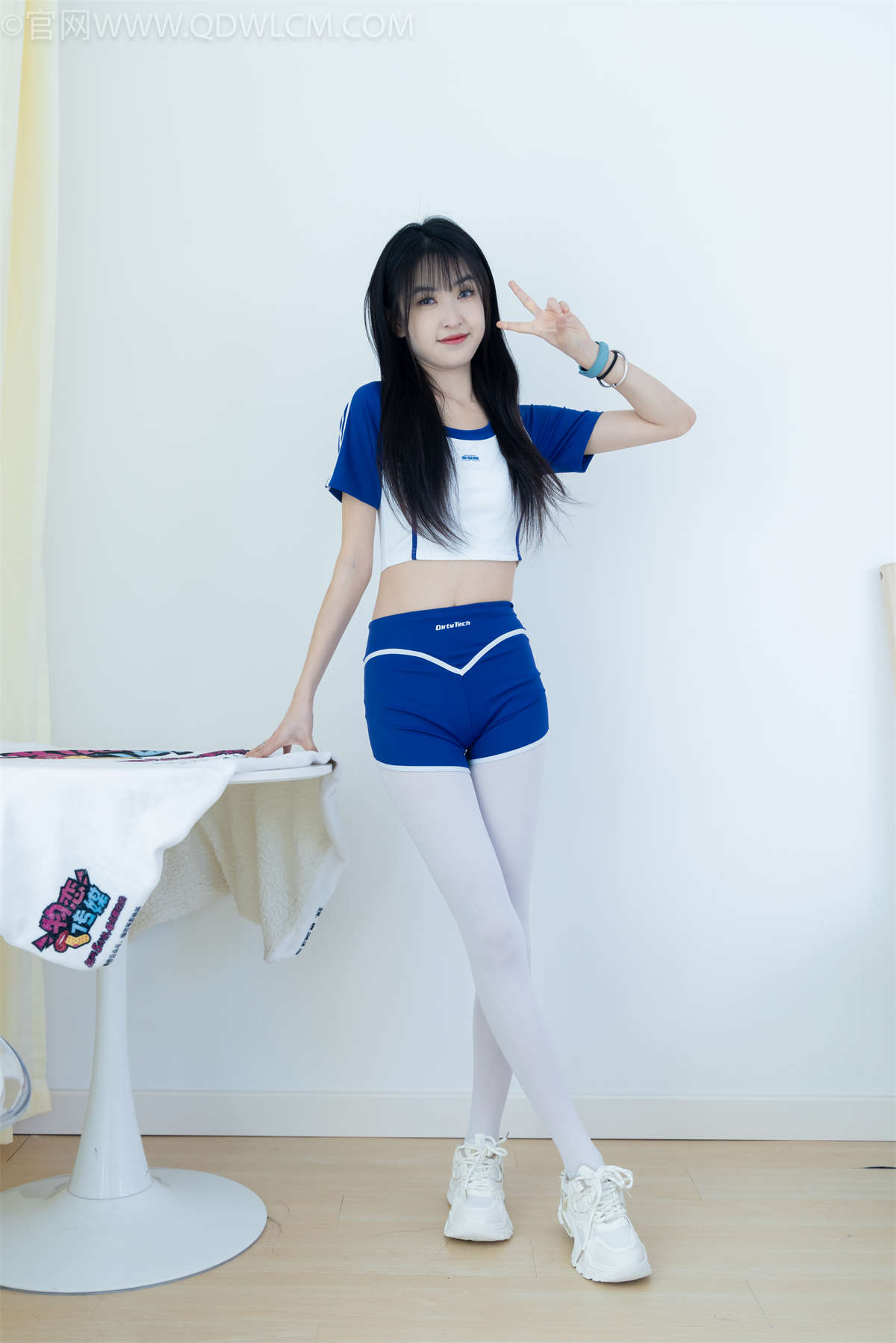 图片[2]-物恋传媒 NO.2334 嘉木-运动鞋、厚白丝、裸足、裸足刀叉摆盘后淋酸奶剧情-日更街拍