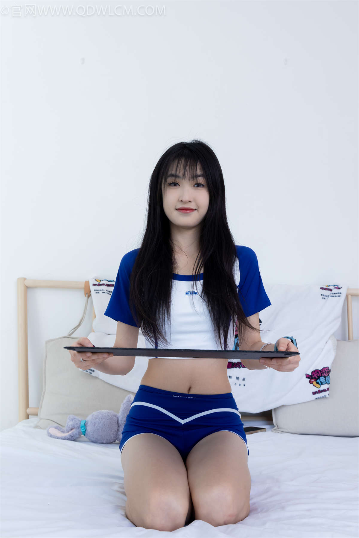 物恋传媒 NO.2334 嘉木-运动鞋、厚白丝、裸足、裸足刀叉摆盘后淋酸奶剧情-日更街拍