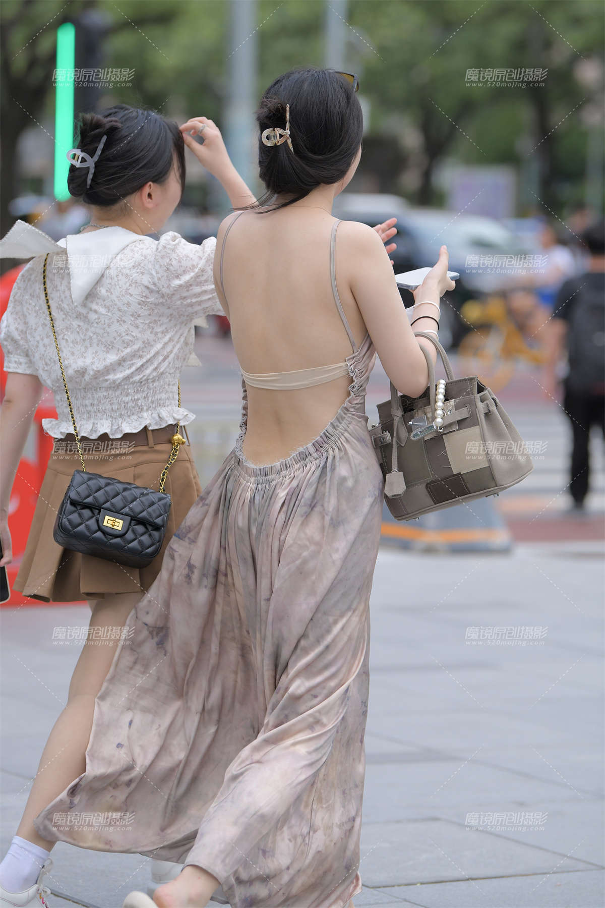 图片[2]-露背长裙-日更街拍