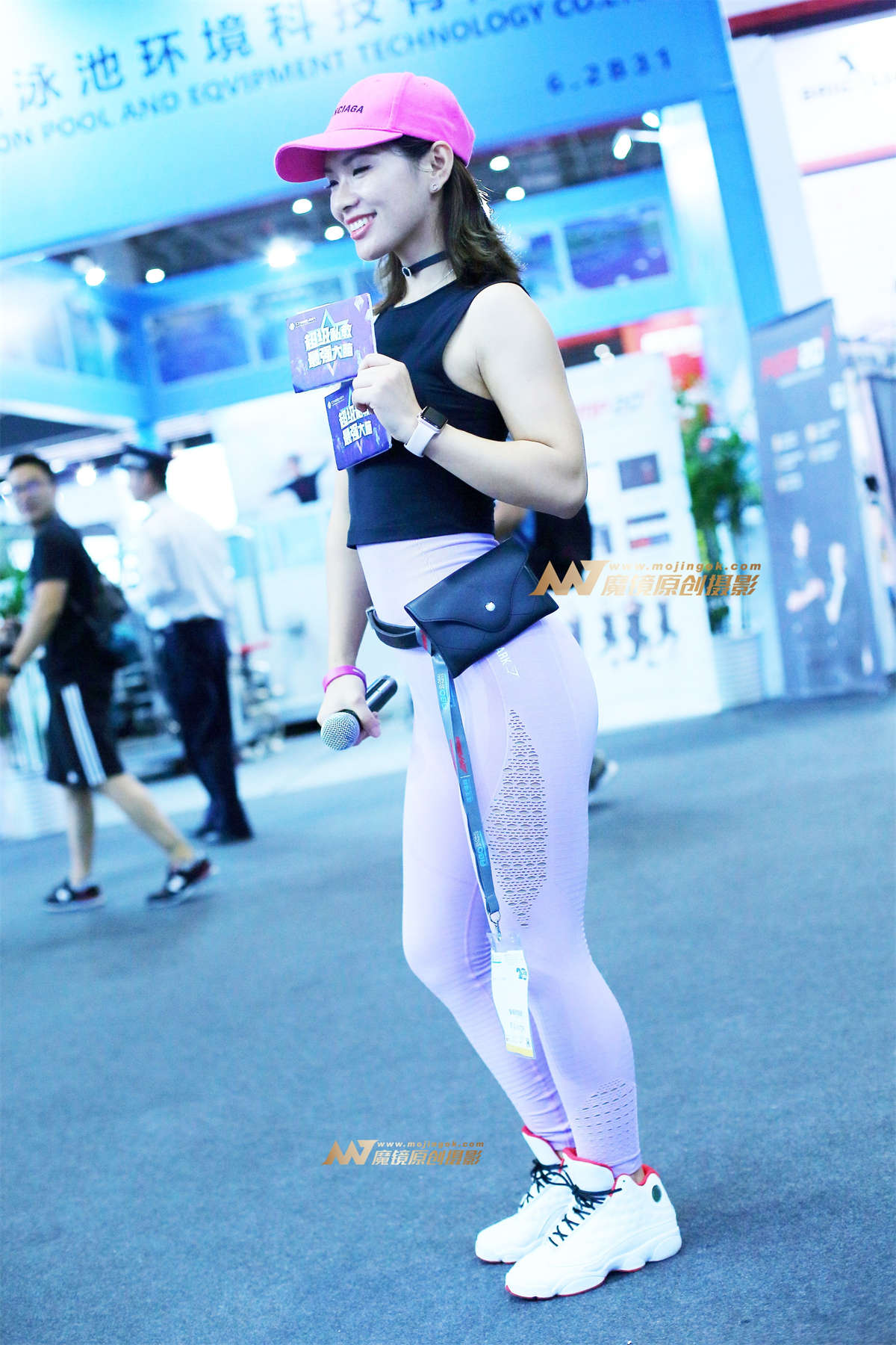 黑色小背心运动装showgirl-日更街拍