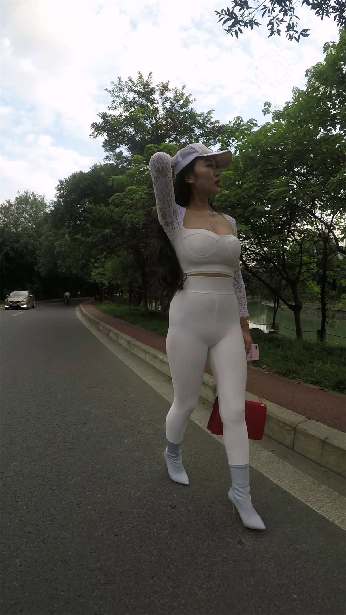 超跑丰腴丰满美女-日更街拍