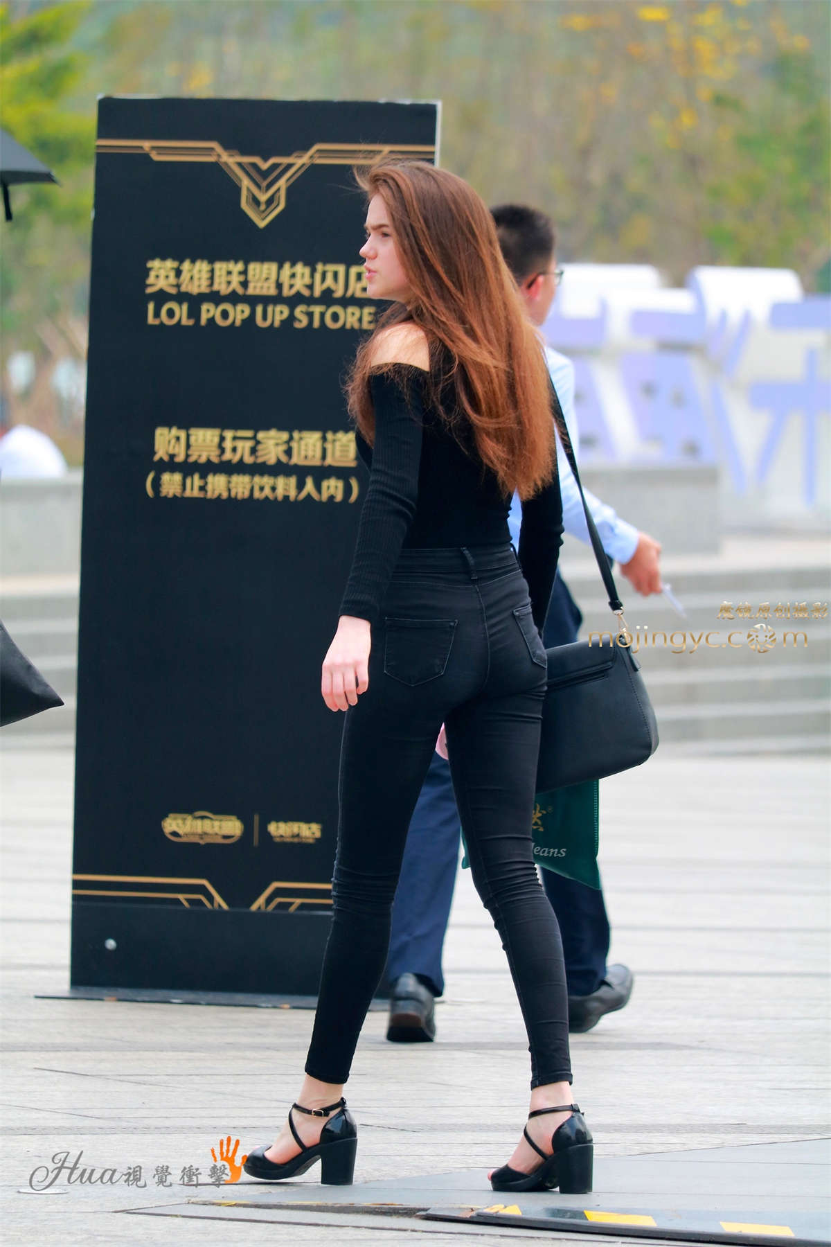 图片[2]-黑色紧身裤大长腿欧美女孩-日更街拍