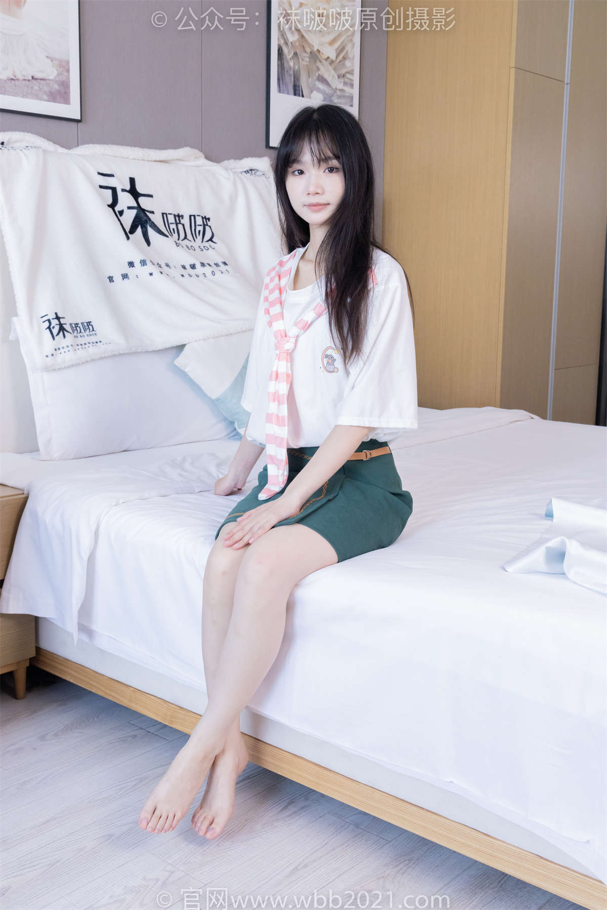 袜啵啵 No.394 甜甜圈-运动鞋、白船袜、裸足、裸足涂抹精油玩鞋子剧情 花絮版-日更街拍