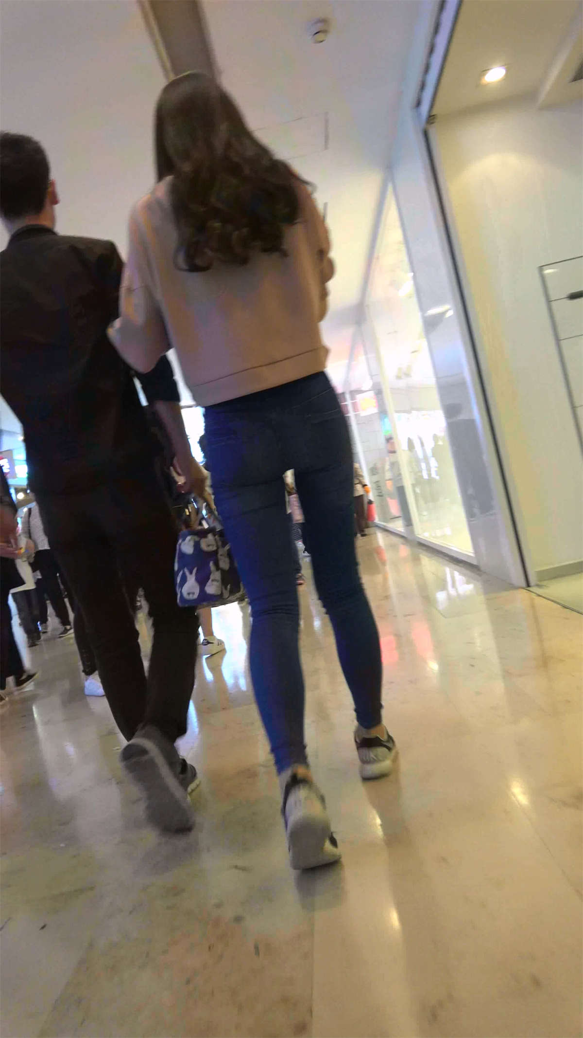 图片[2]-紧身牛仔美臀美女-日更街拍