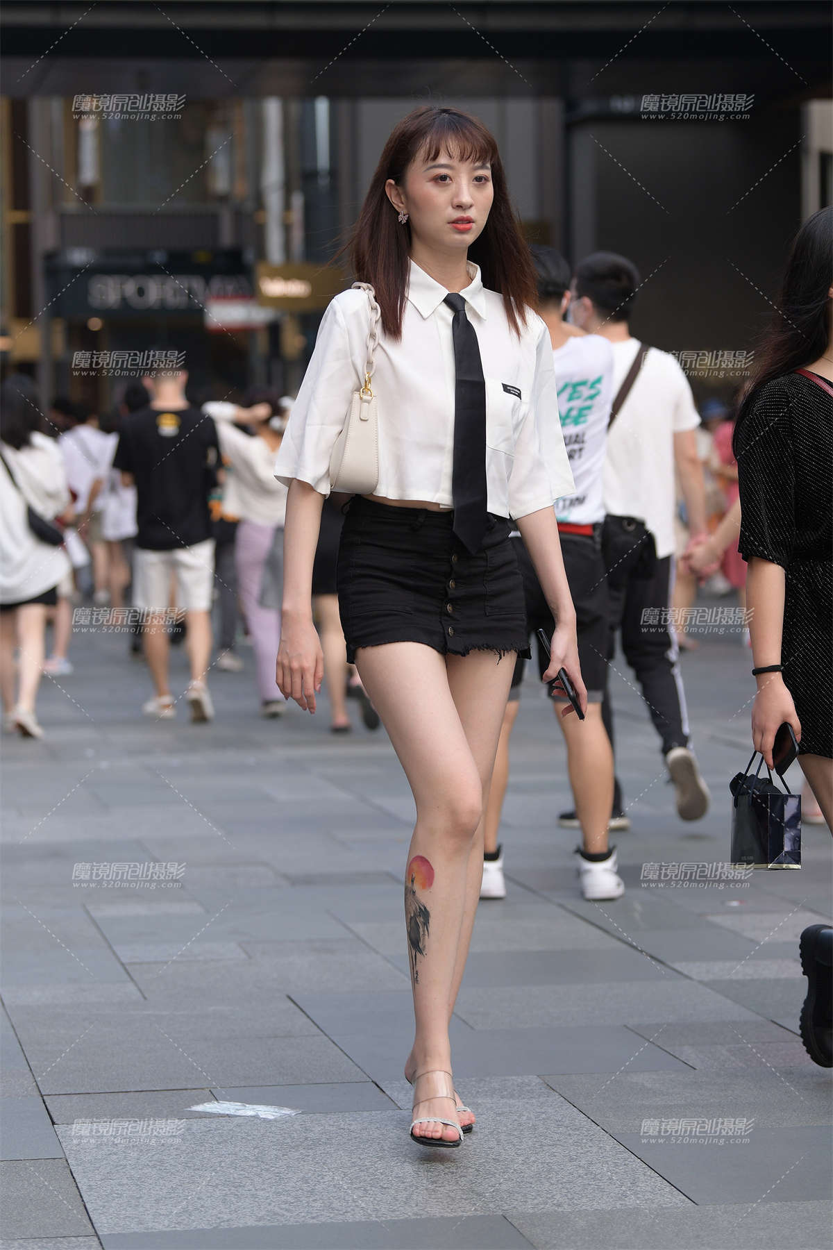 白皙美腿小姐姐-日更街拍