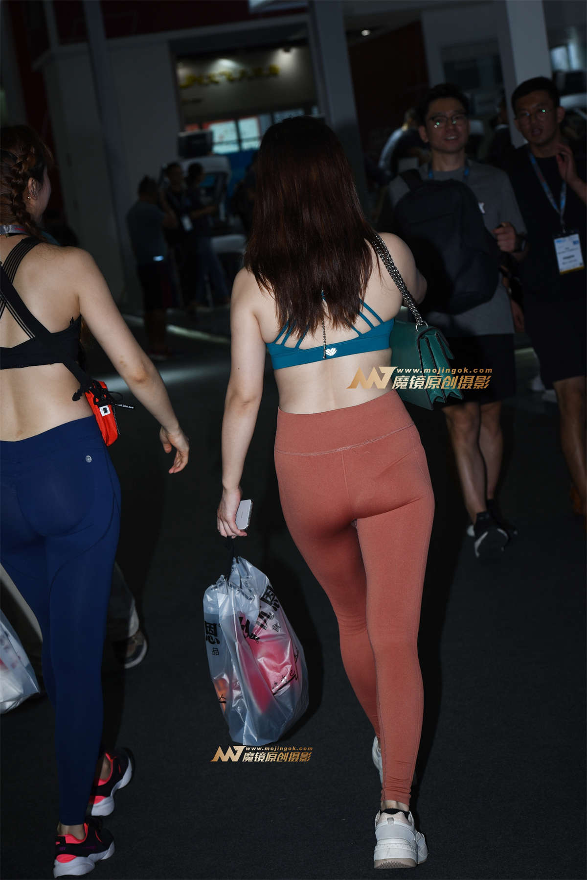 图片[2]-【咔喳赛贴】橙色紧身裤-日更街拍