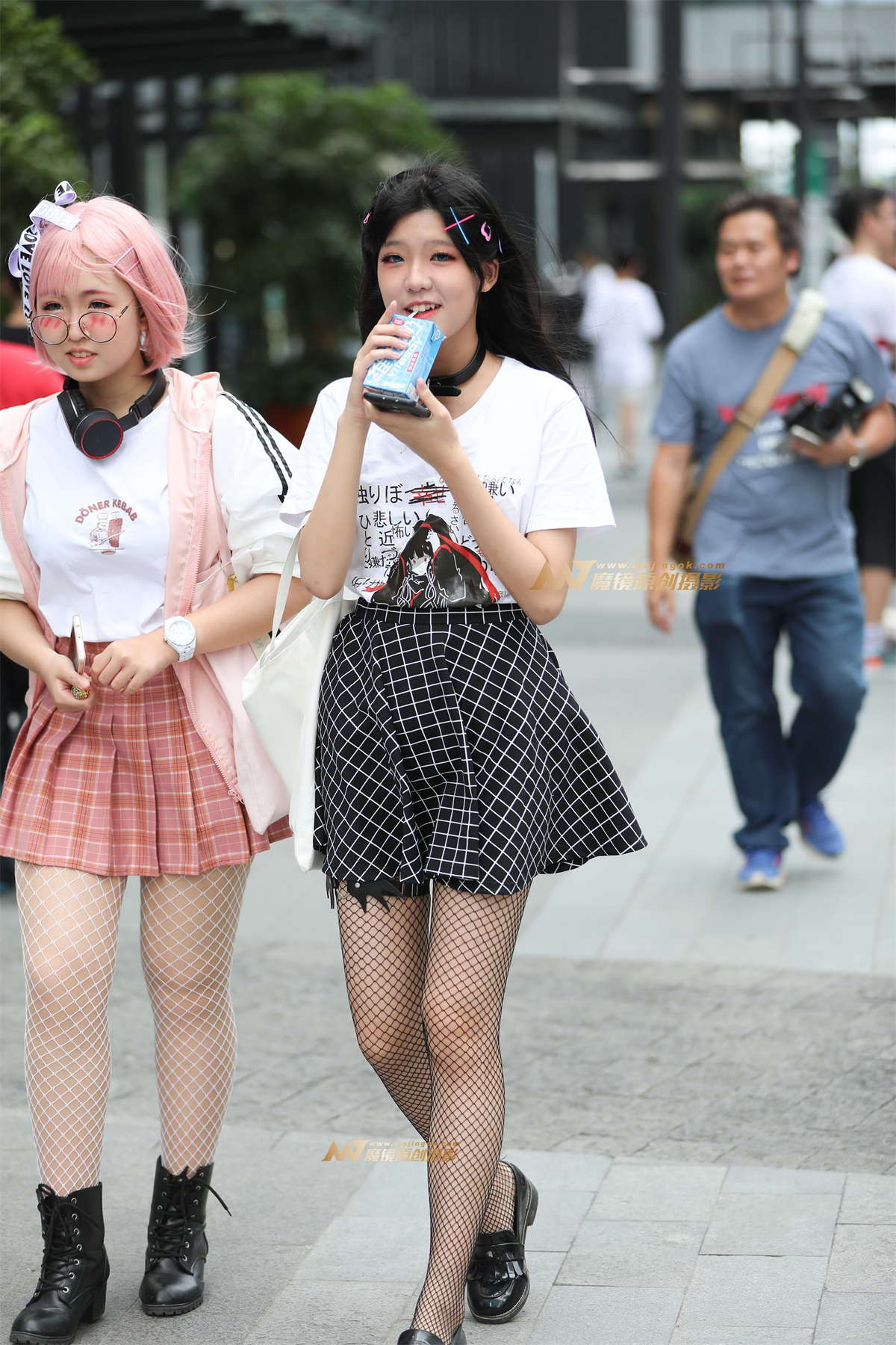 [辉辉赛贴]可爱的网袜美眉-日更街拍