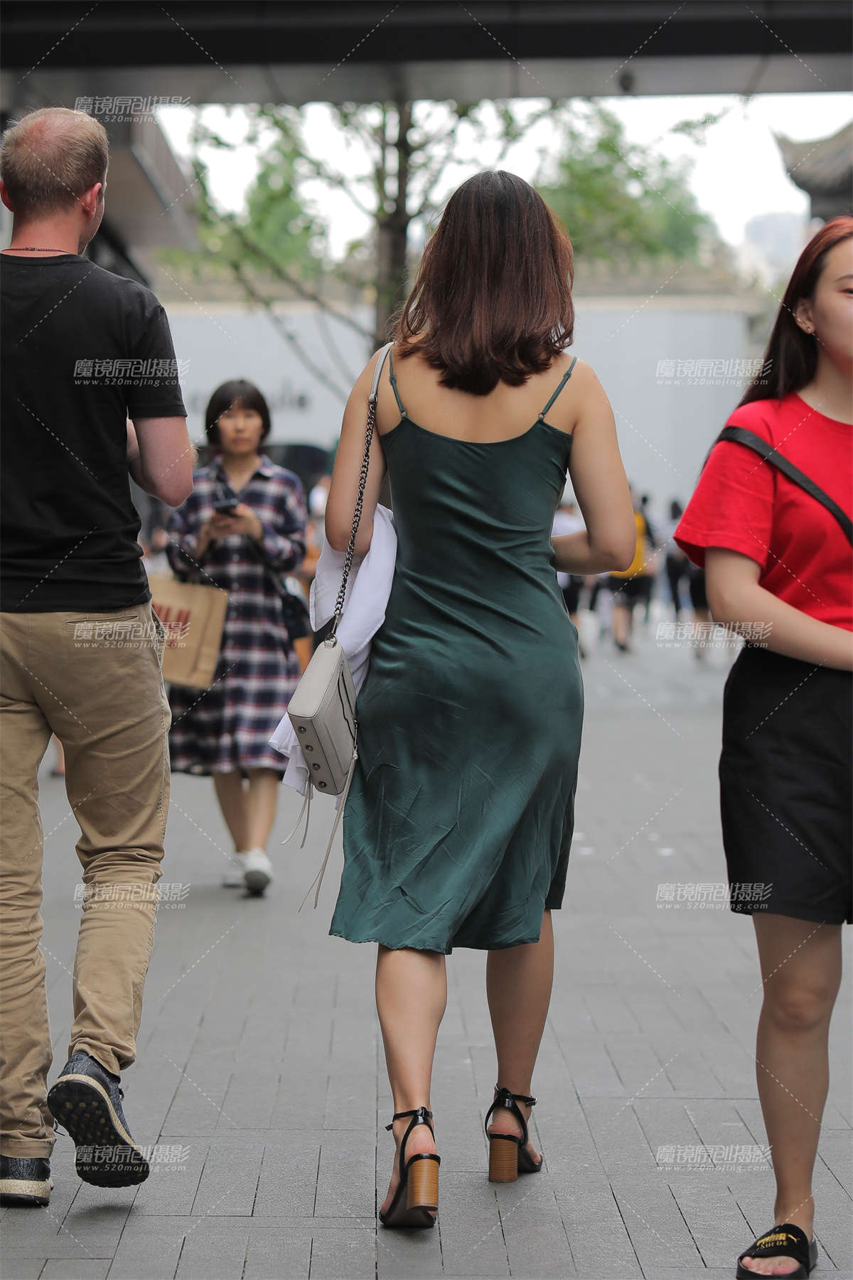 图片[2]-绿裙 有点韵味-日更街拍