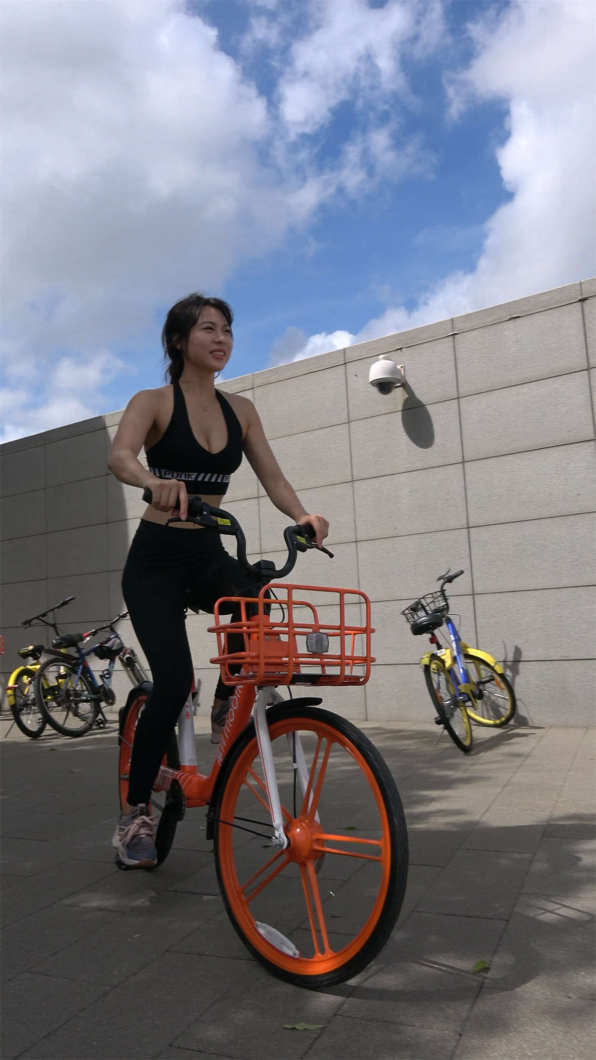 丰满的翘臀紧身弹力裤运动美女-日更街拍