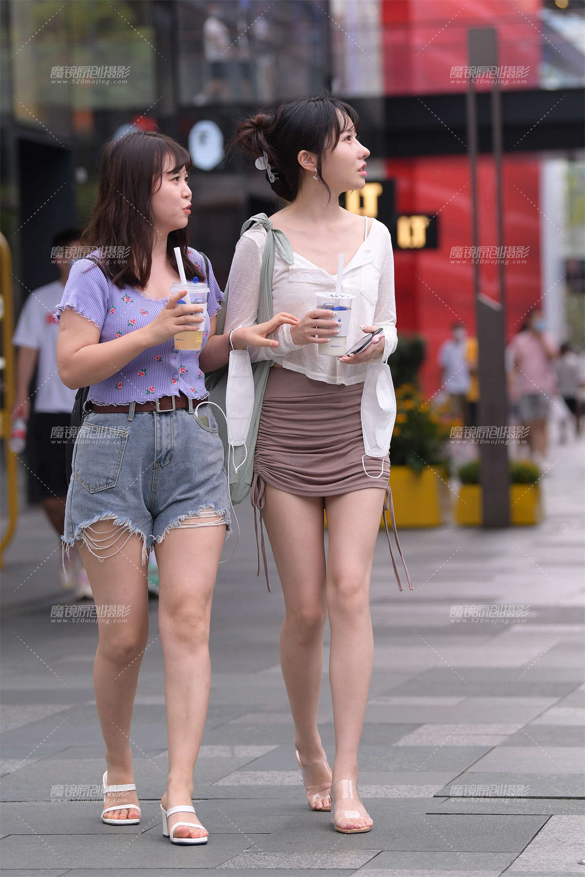 白皙美腿包臀裙女孩-日更街拍