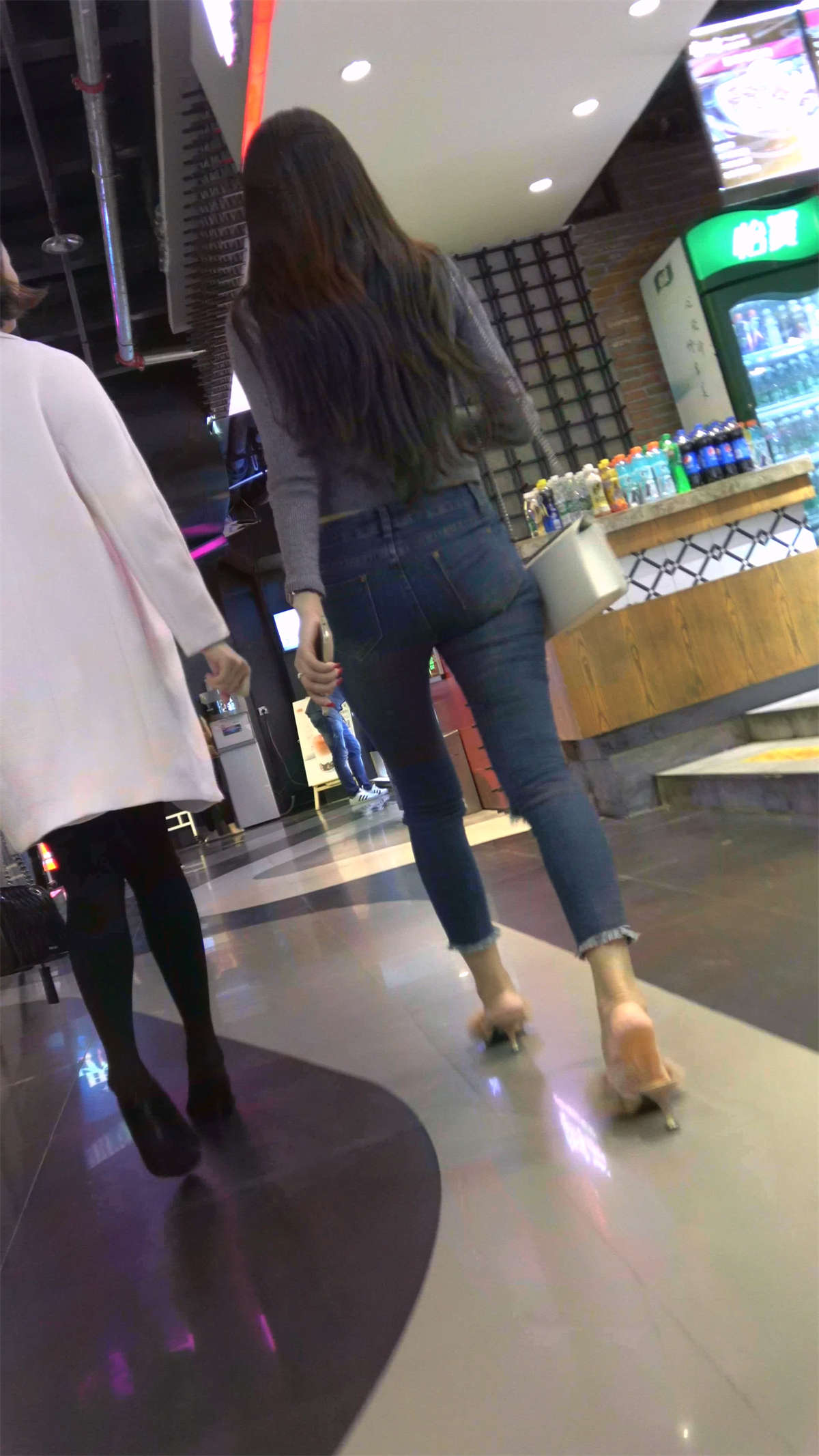 图片[2]-牛仔紧身气质小姐姐-日更街拍