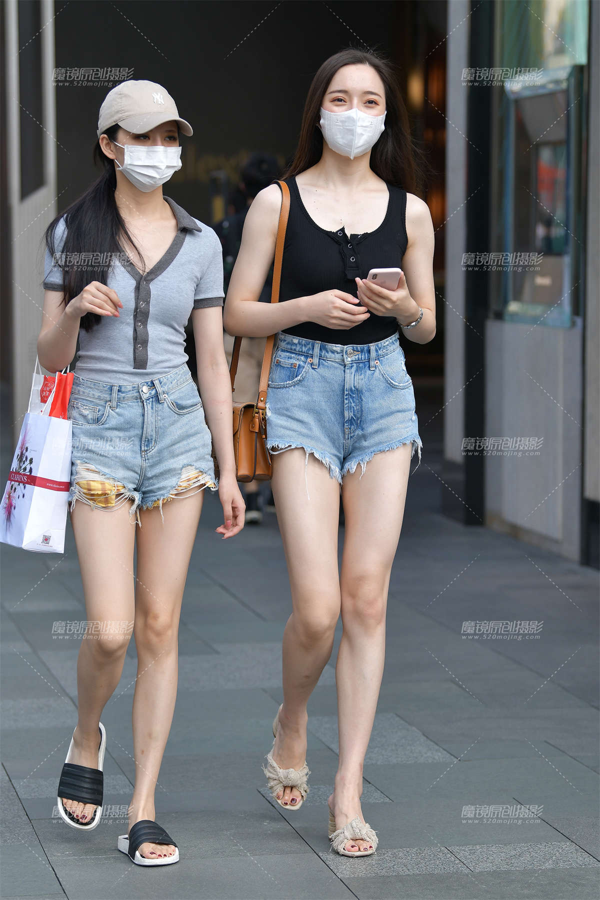 白皙热裤长腿美女-日更街拍