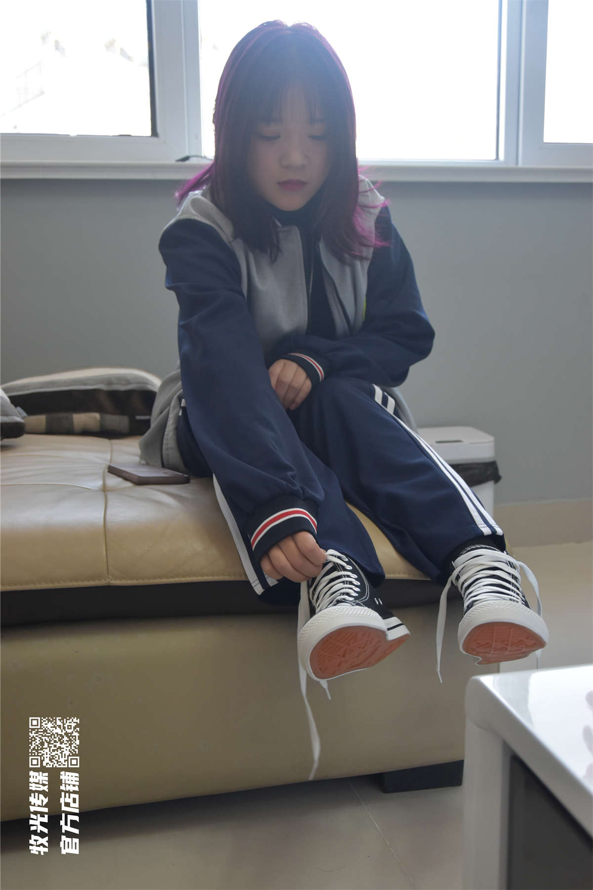 牧光传媒 紫发学妹校服棉袜裸足-日更街拍