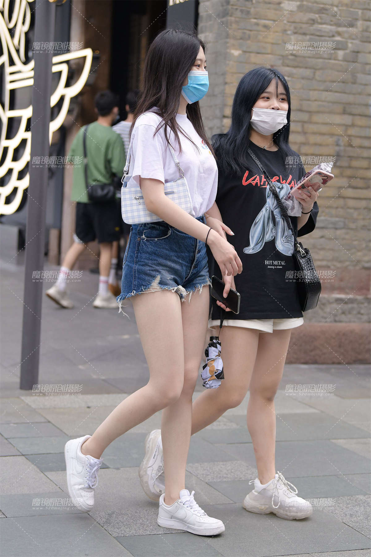 热裤大白腿女孩-日更街拍