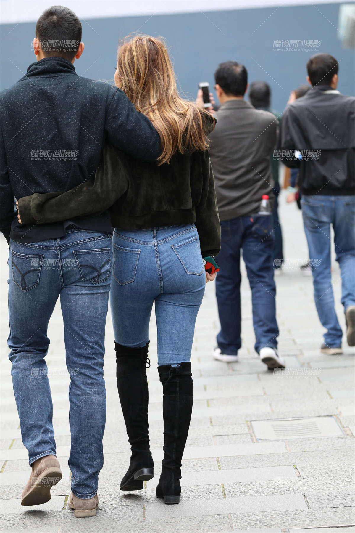 图片[2]-【欧阳幽明赛帖】吃下午茶的翘臀紧身牛仔裤美女-日更街拍