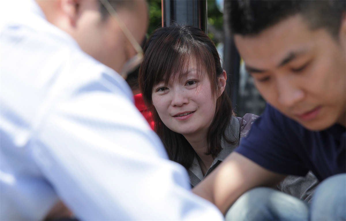 踏青公园街拍系列No.241 白皙少妇沾沙嫩足全特写-日更街拍