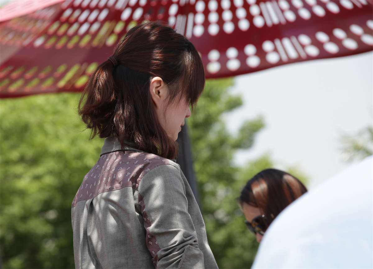 图片[2]-踏青公园街拍系列No.241 白皙少妇沾沙嫩足全特写-日更街拍