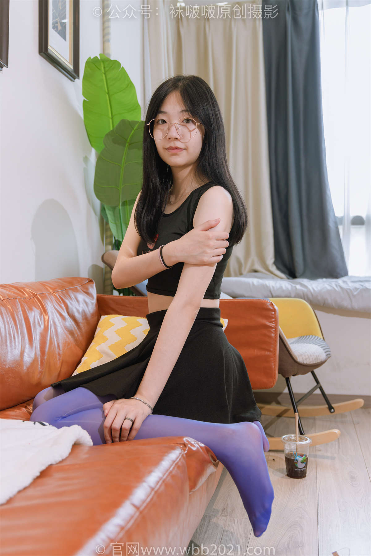 袜啵啵 No.396 小甜豆-两双高跟鞋、油亮黑丝（脚尖微加固款）、油亮蓝丝（脚尖微加固款）、蓝色丝踩西红柿，黑色丝踩奶油泡芙剧情（仅花絮剧情...-日更街拍