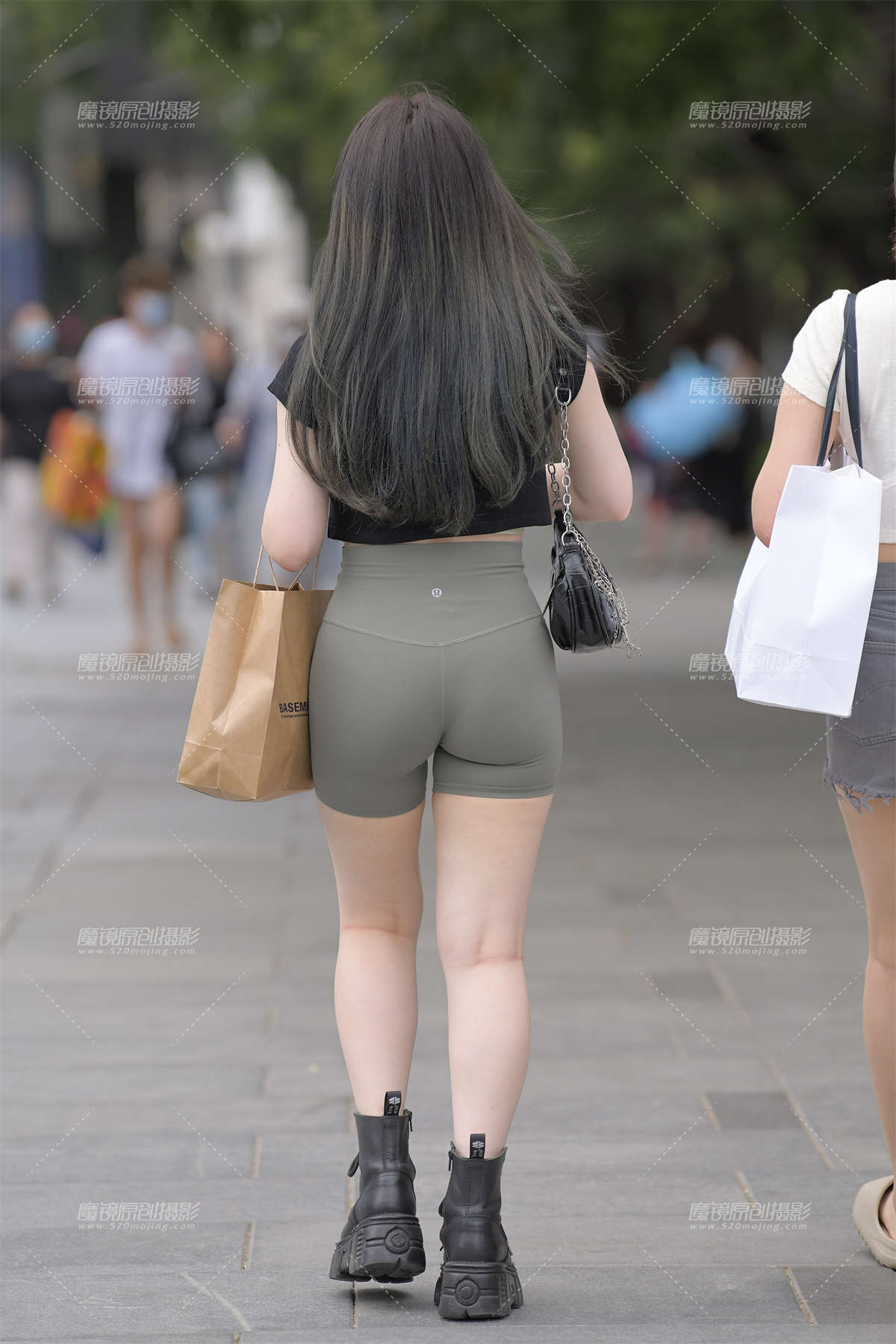 图片[2]-绿色瑜伽短裤小妹-日更街拍