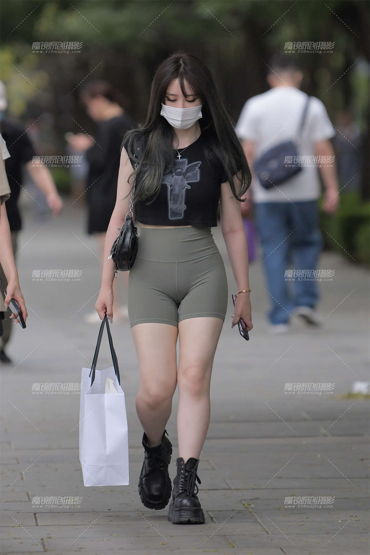 绿色瑜伽短裤小妹-日更街拍