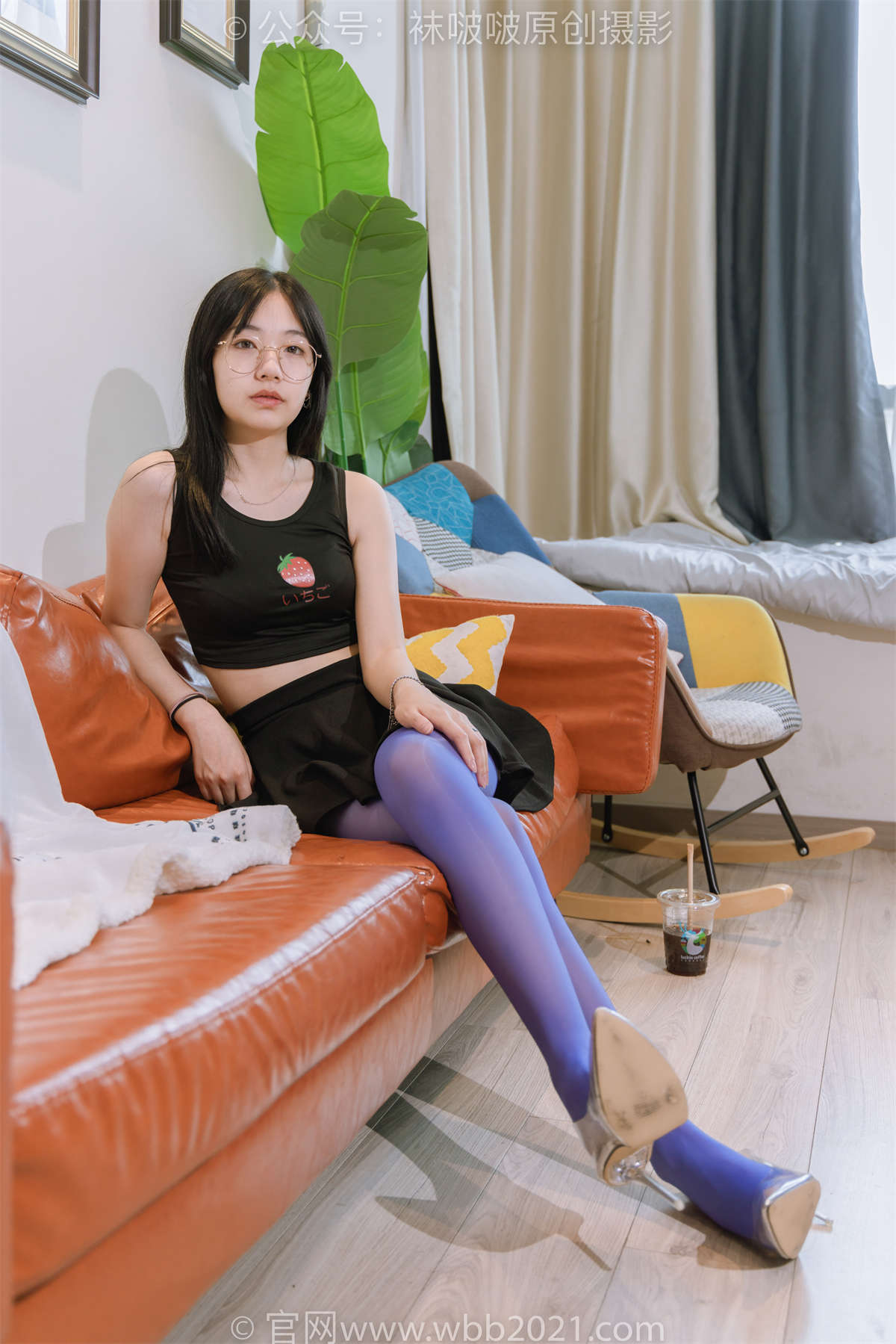 图片[2]-袜啵啵 No.396 小甜豆-两双高跟鞋、油亮黑丝（脚尖微加固款）、油亮蓝丝（脚尖微加固款）、蓝色丝踩西红柿，黑色丝踩奶油泡芙剧情（仅花絮剧情…-日更街拍