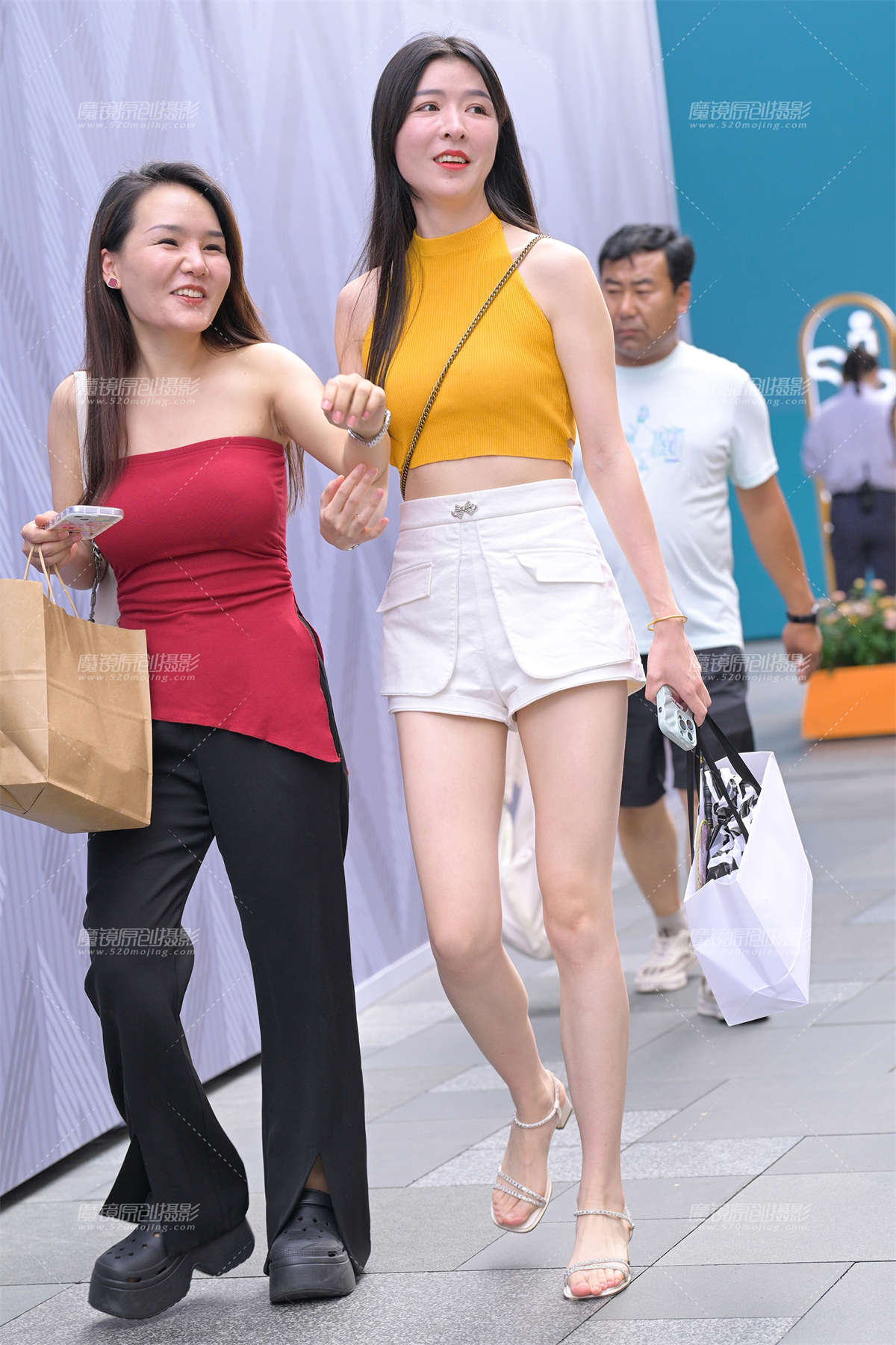 白色热裤长腿小姐姐-日更街拍