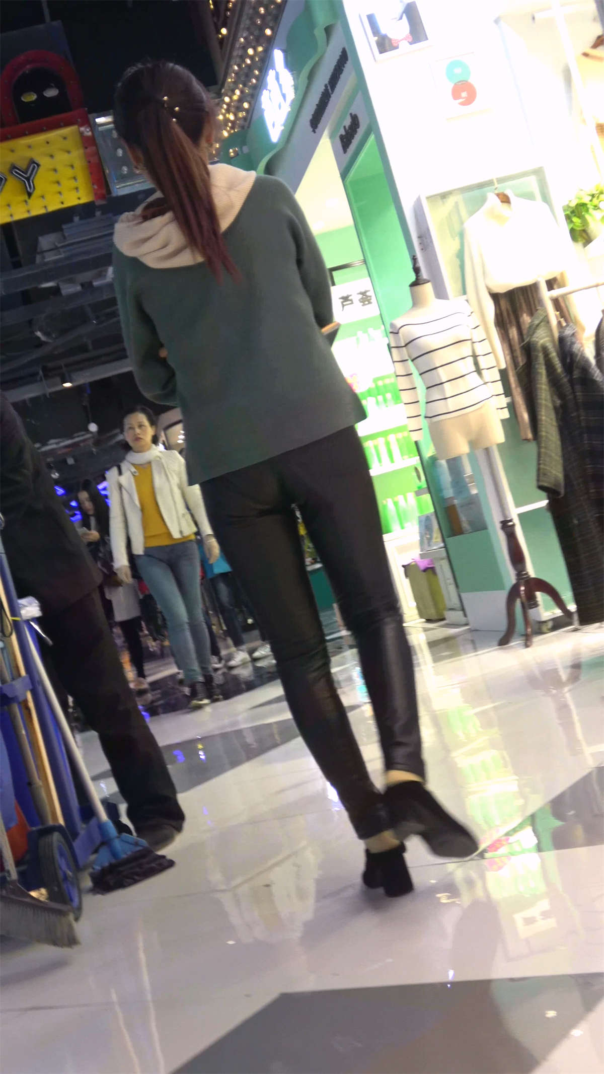 图片[2]-紧身皮裤白色毛衣丸子头小姐姐-日更街拍