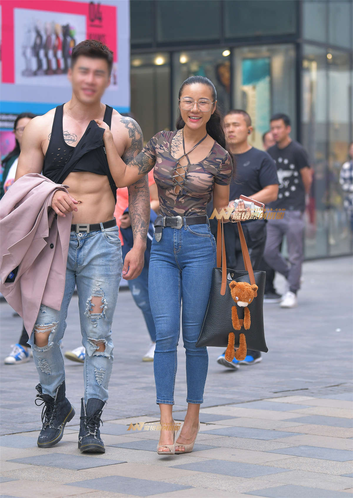 喜欢健身的妹子小腰真细-日更街拍