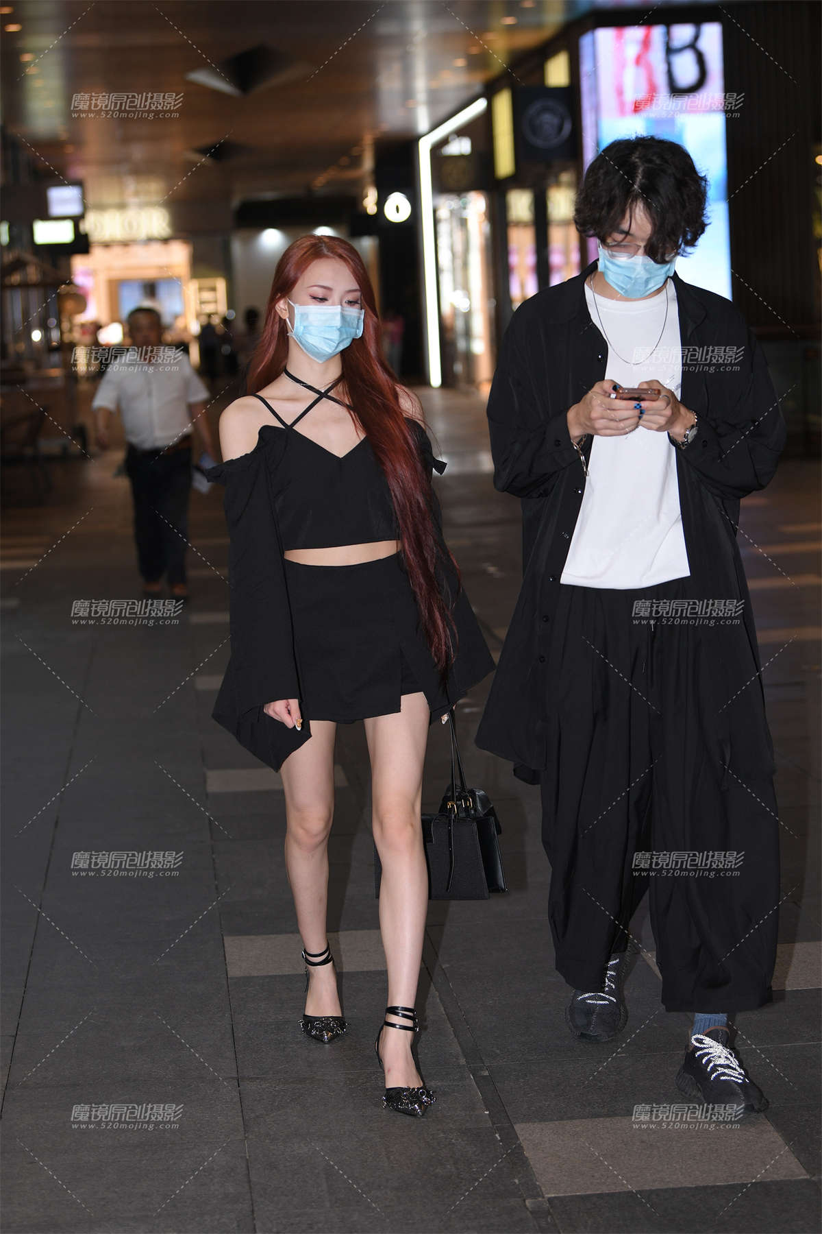 白皙美腿高跟女子-日更街拍