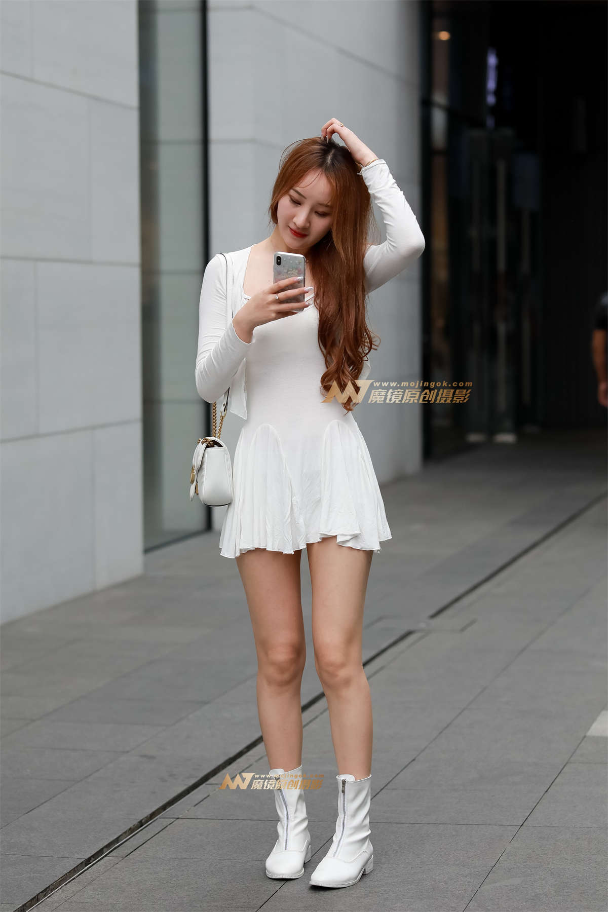 【凯恩赛帖】一身白白嫩嫩的长腿美女-日更街拍