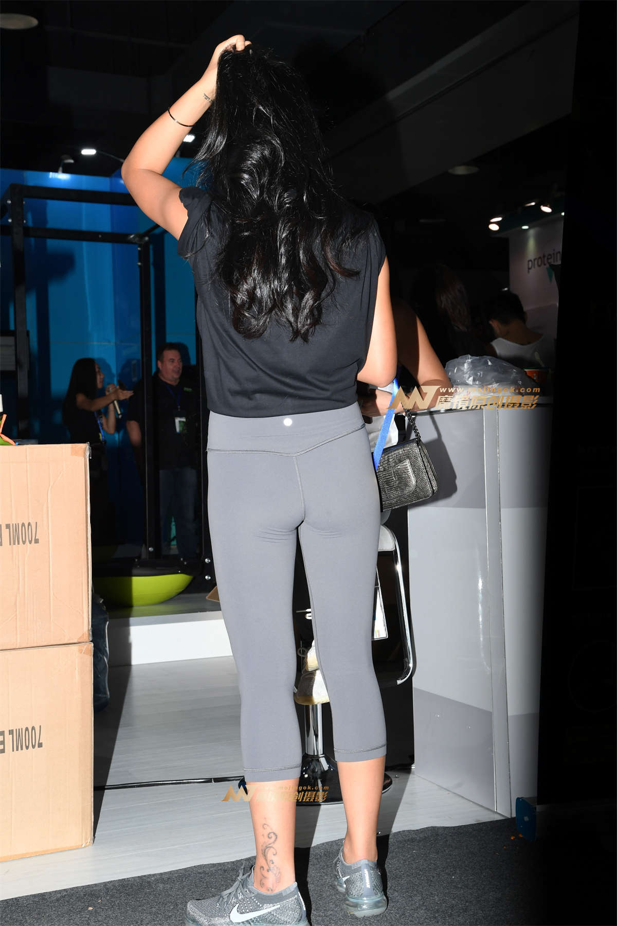 图片[2]-灰色紧身瑜伽裤长发大美女-日更街拍