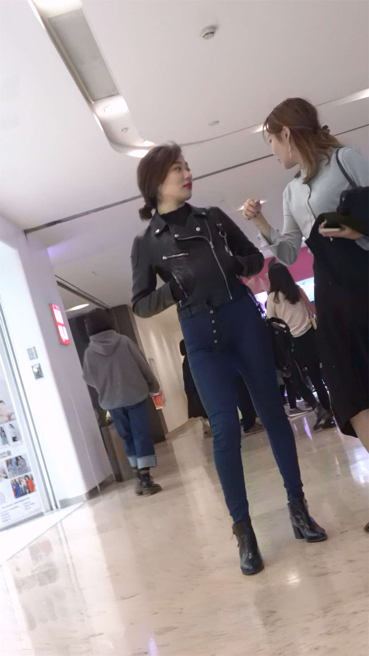 图片[2]-蓝色超紧身牛仔裤高挑气质美女-日更街拍