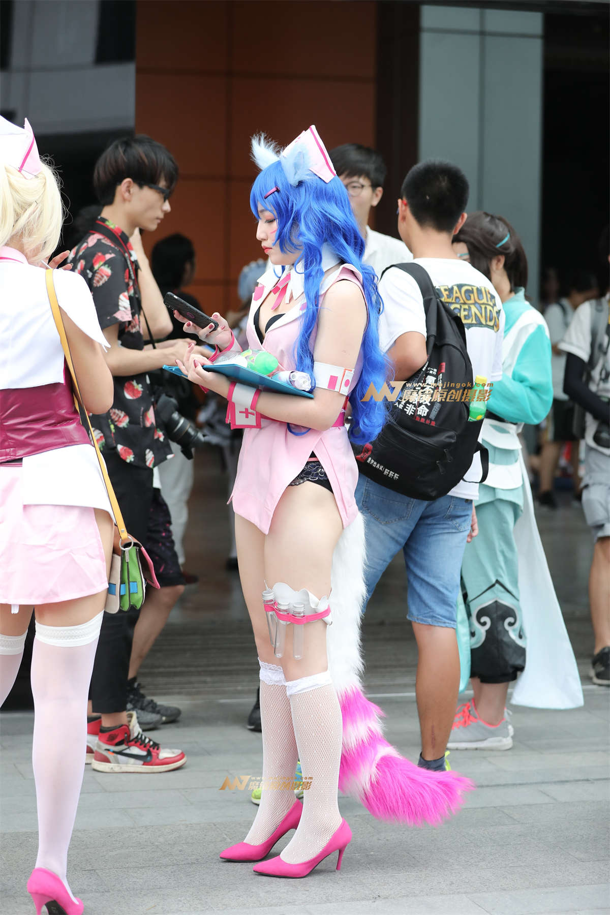 [辉辉赛贴]翘臀狐狸护士-日更街拍