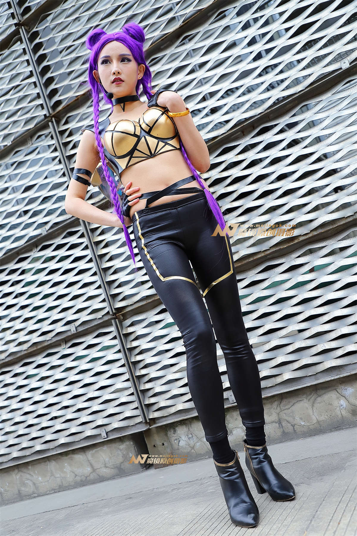 靓丽紫发紧身皮裤coser-日更街拍