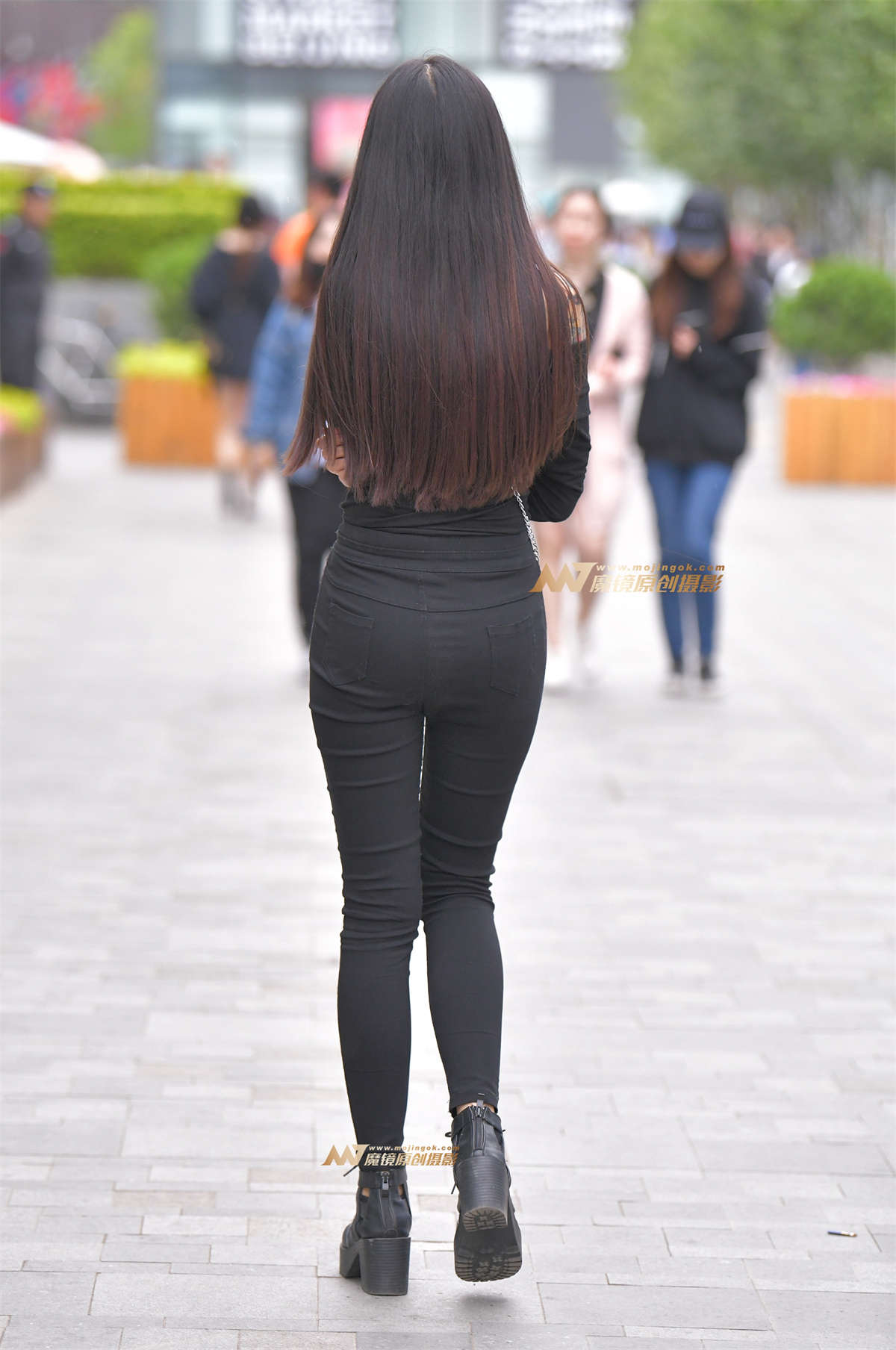 图片[2]-香肩纹身美女-日更街拍