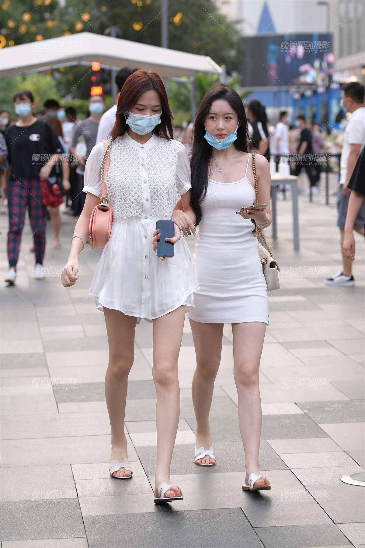 白皙美腿俩闺蜜-日更街拍