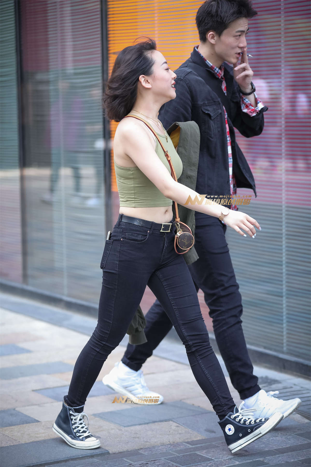 图片[2]-上围出众的牛仔裤美女-日更街拍