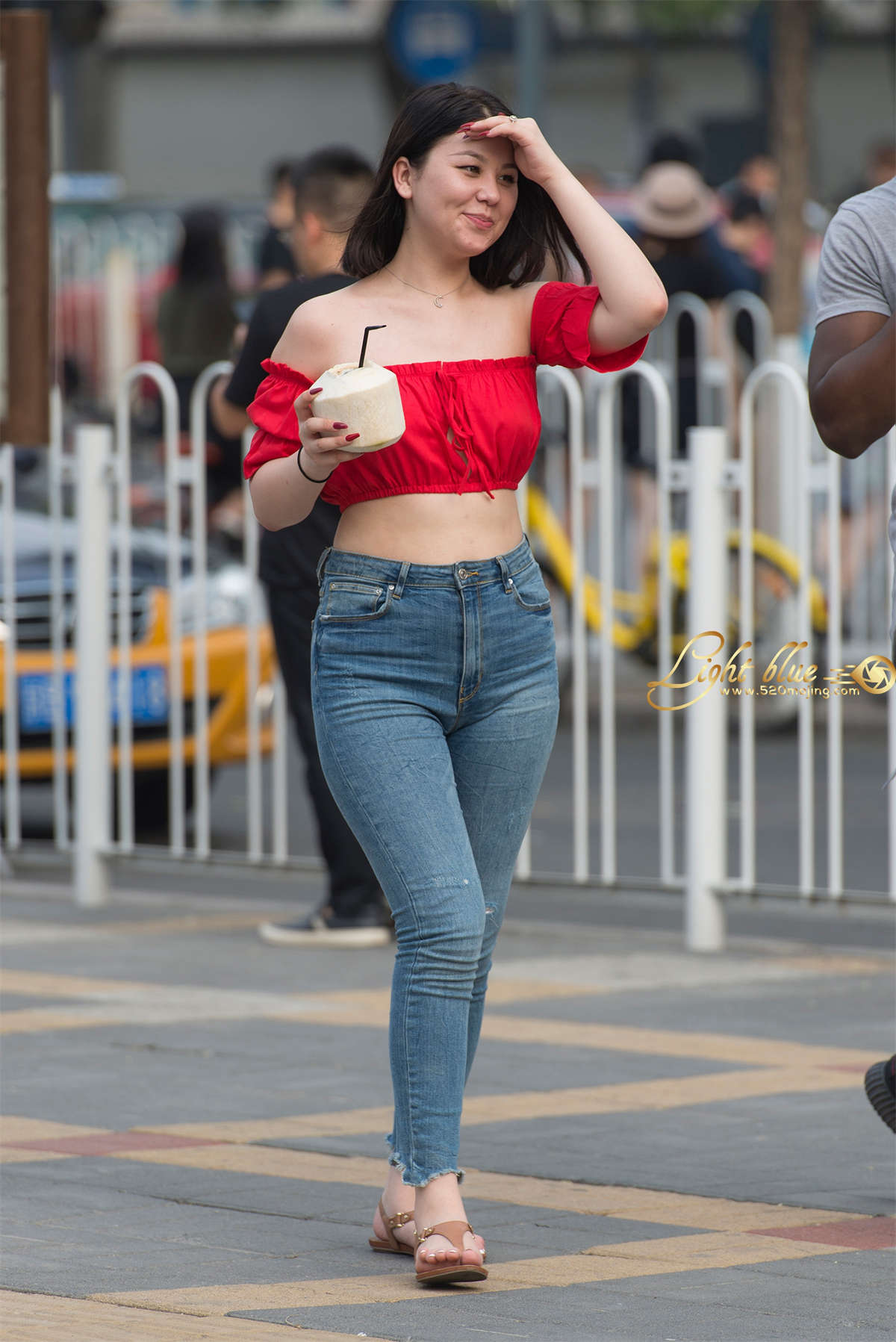 红色抹胸漏脐牛仔肥臀美女-日更街拍