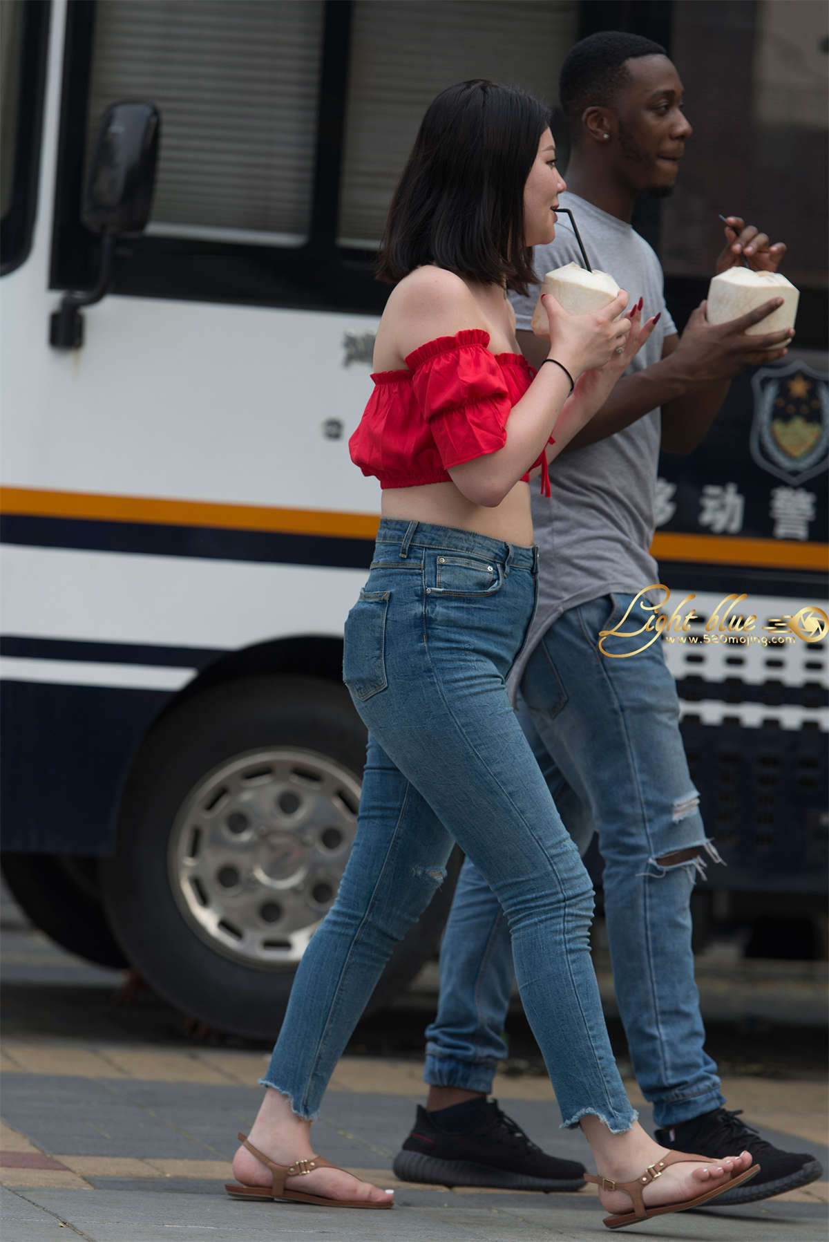 图片[2]-红色抹胸漏脐牛仔肥臀美女-日更街拍