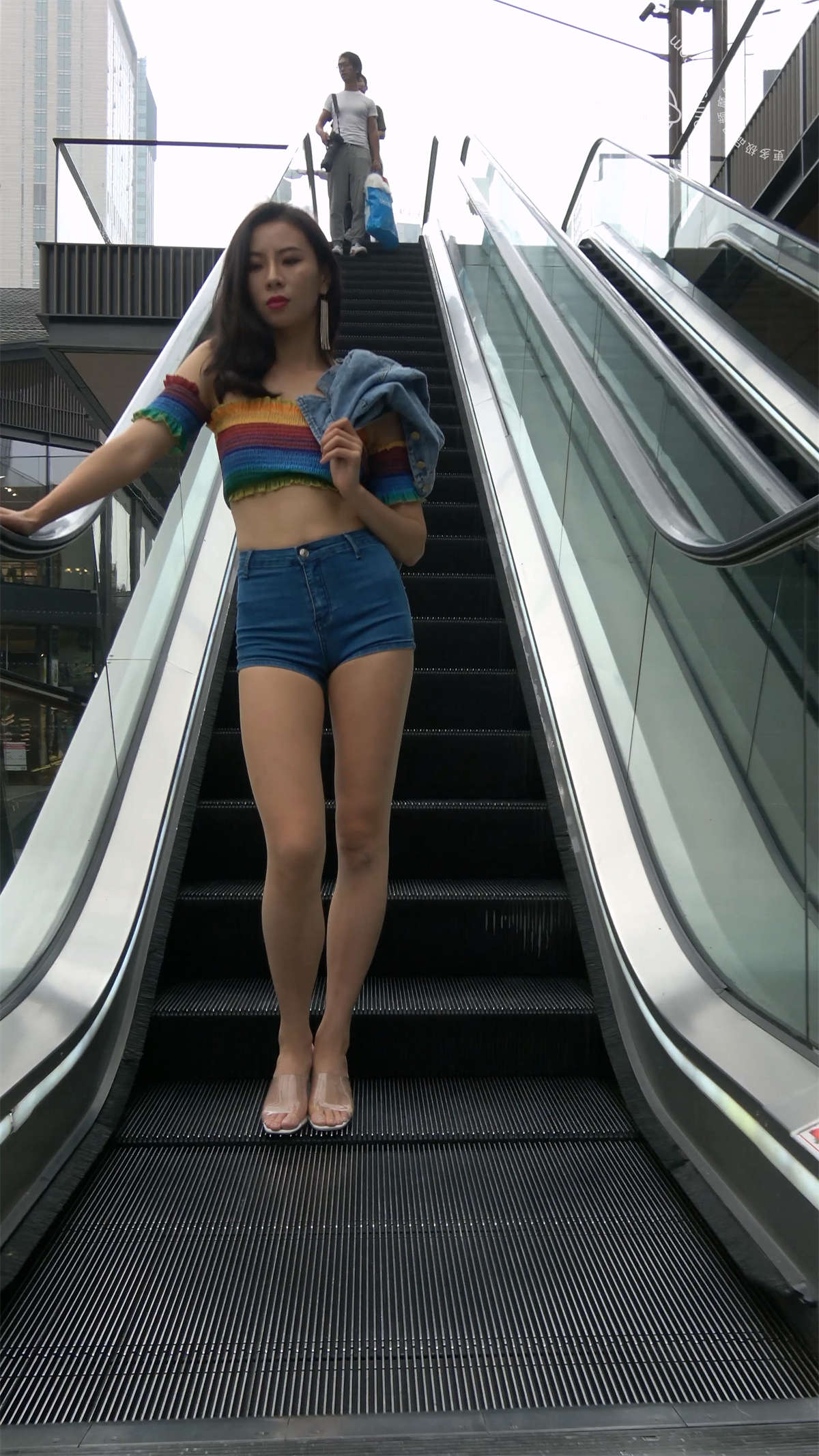 纤细苗条身材女高腰超短热裤-日更街拍