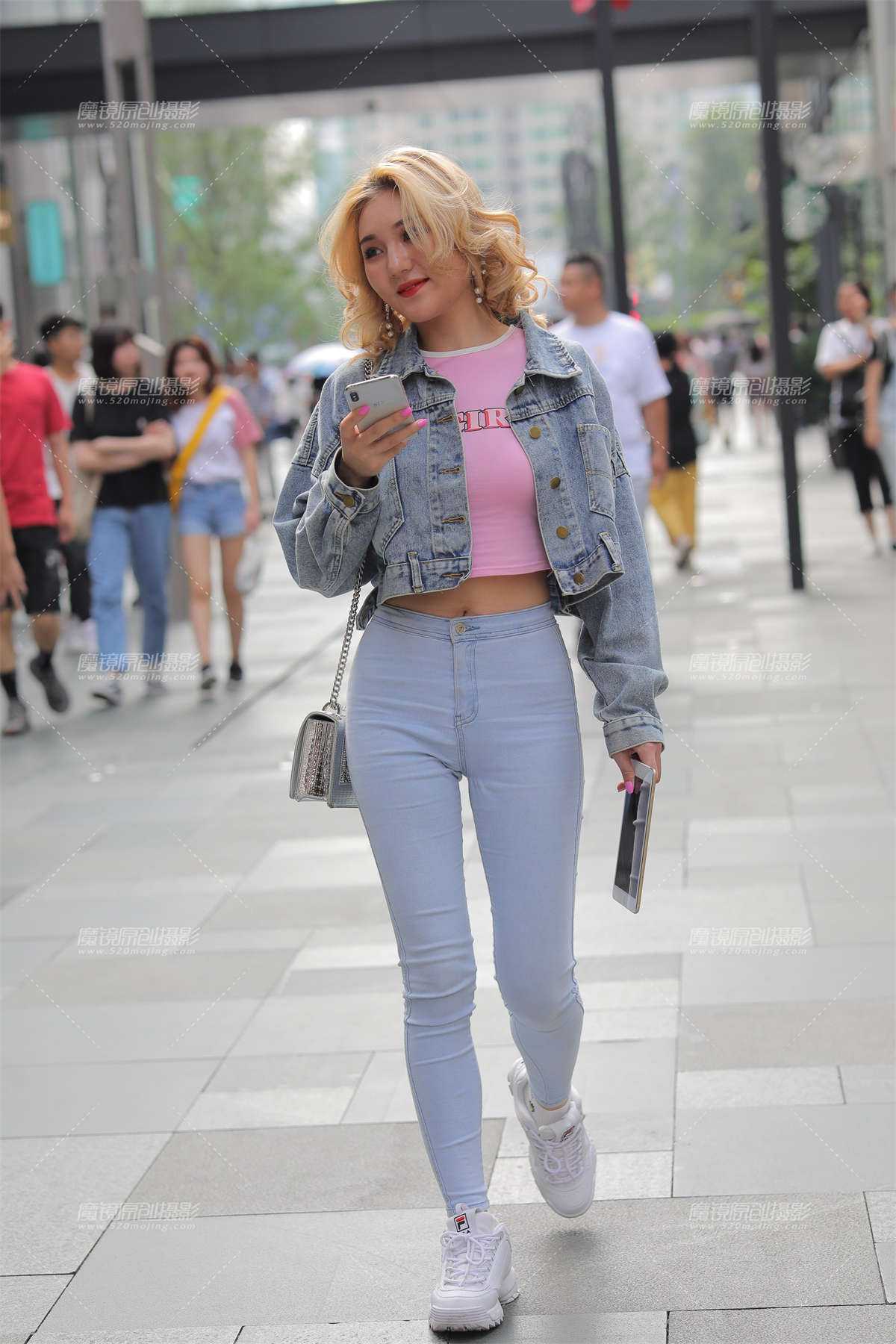 【凯恩赛贴】漂亮耐看的短发牛仔美眉-日更街拍