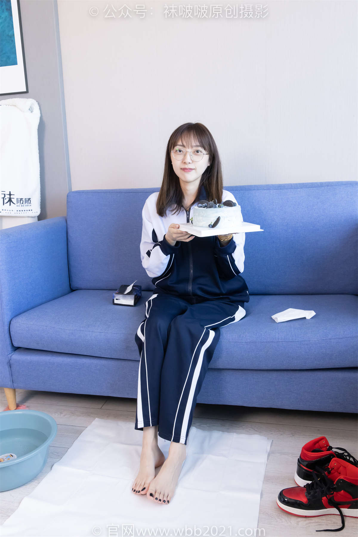 图片[2]-袜啵啵 No.398 稚予-板鞋、白船袜、裸足（黑色美甲）、裸足踩奶油蛋糕泡脚脚玩鞋子剧情（仅花絮剧情版）花絮剧情版-日更街拍