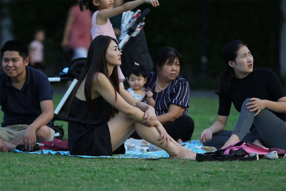 图片[2]-踏青公园街拍系列No.1556 气质绰约的美貌少妇终于在一个黄昏露脚了-日更街拍